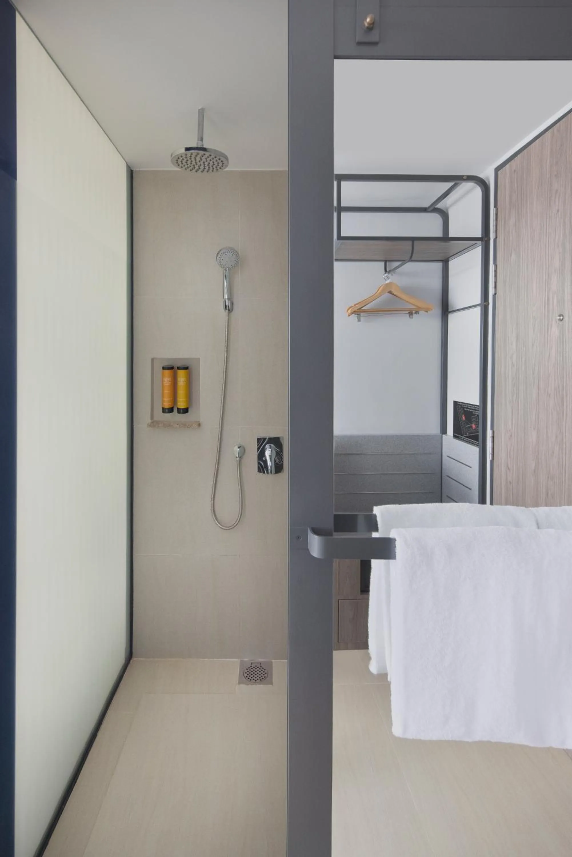 Bathroom, Bed in Travelodge Harbourfront Singapore