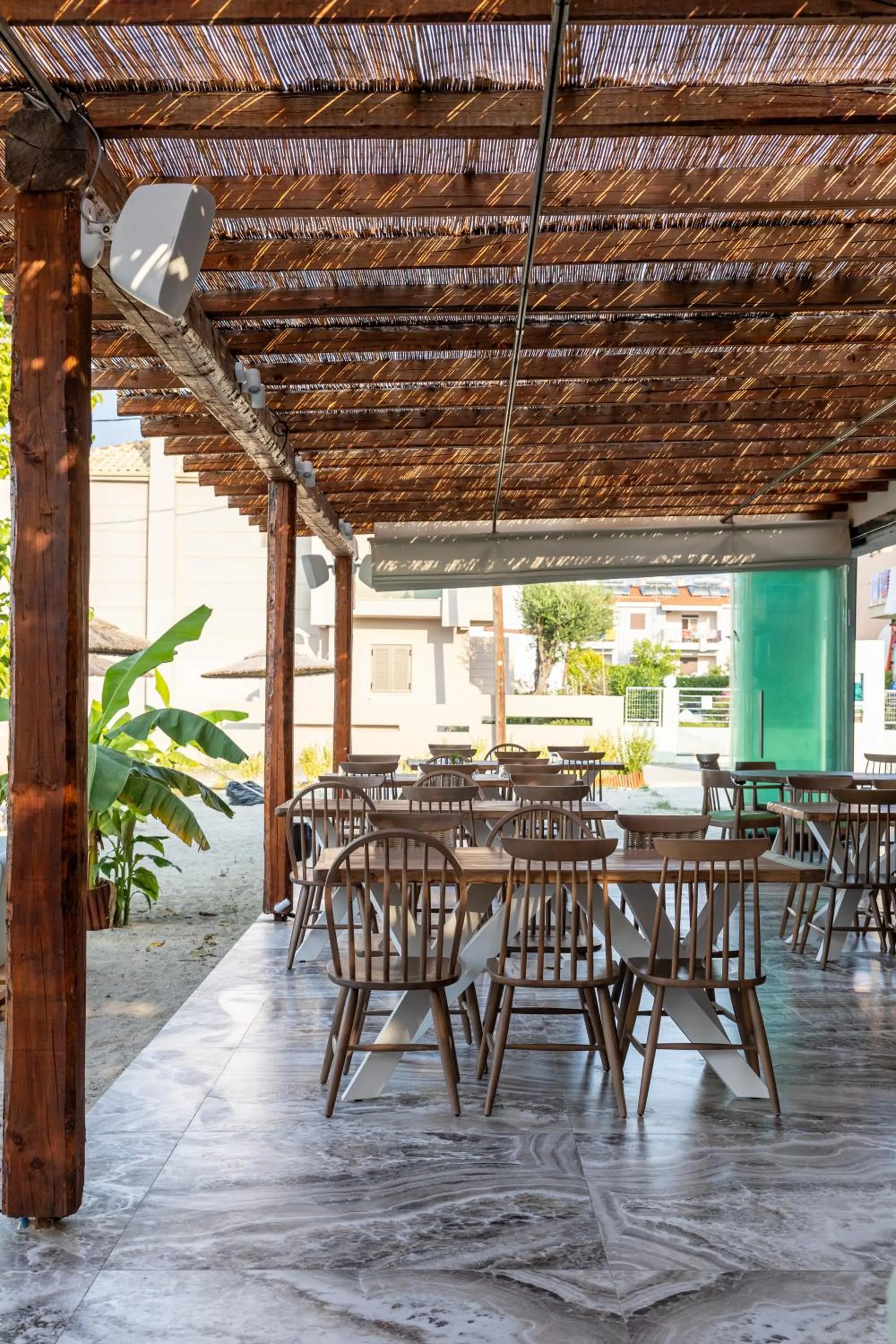 Restaurant/places to eat in Royal Hotel and Suites