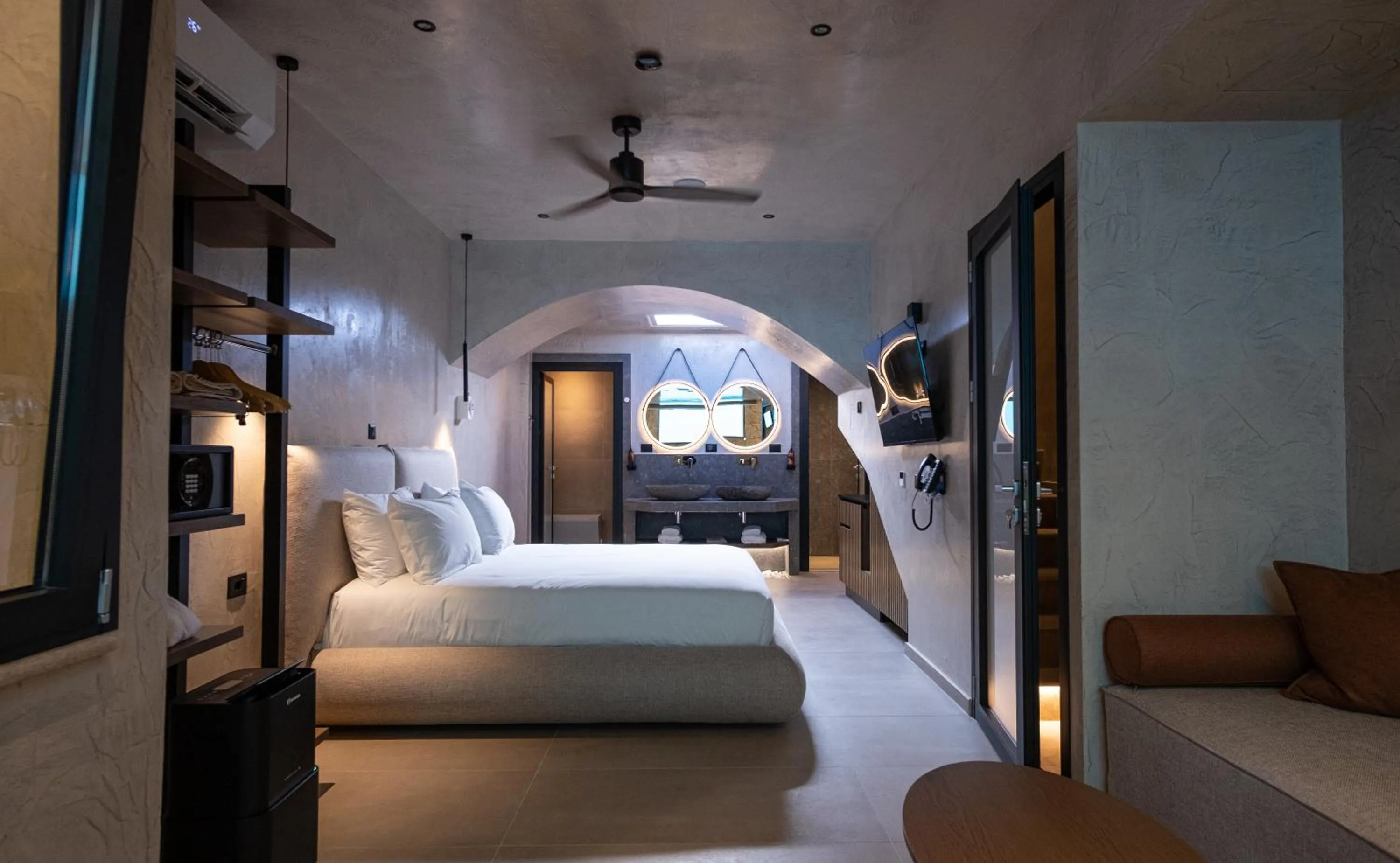 Bedroom, Bed in Royal Hotel and Suites