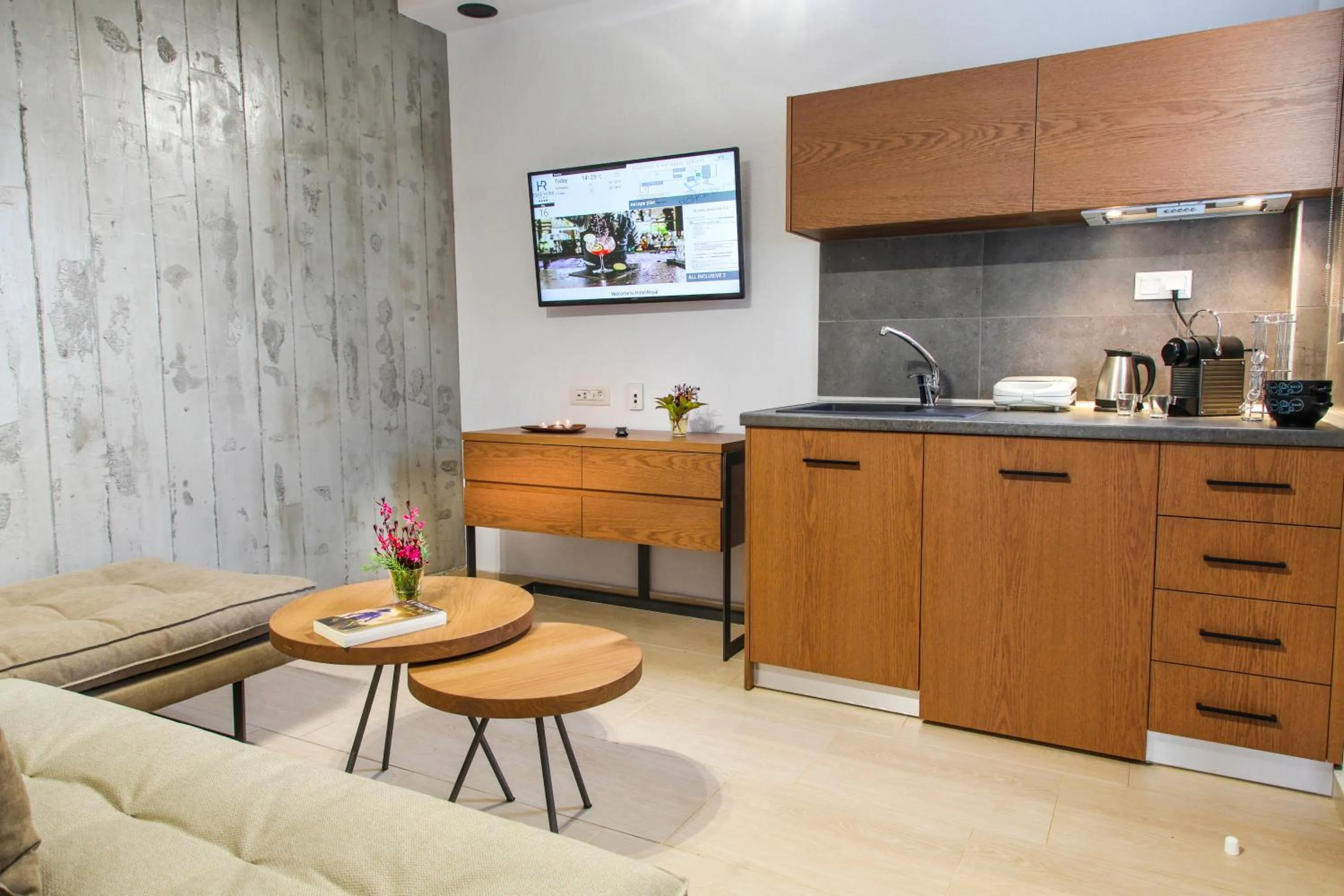 Coffee/tea facilities in Royal Hotel and Suites