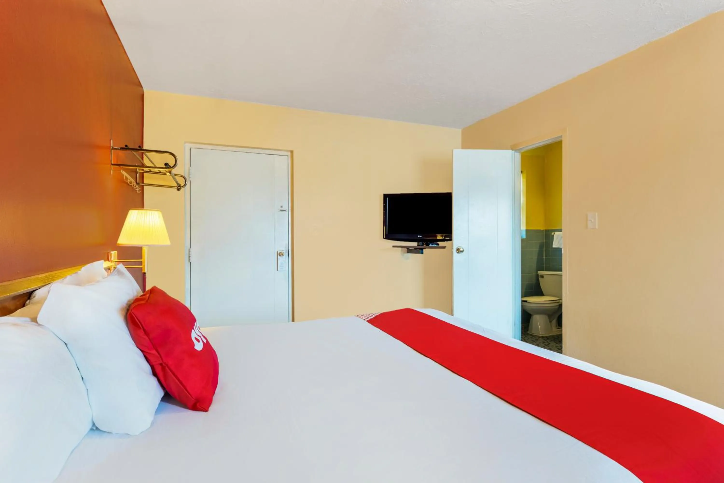 Bedroom in OYO Hotel North Lima OH - Boardman