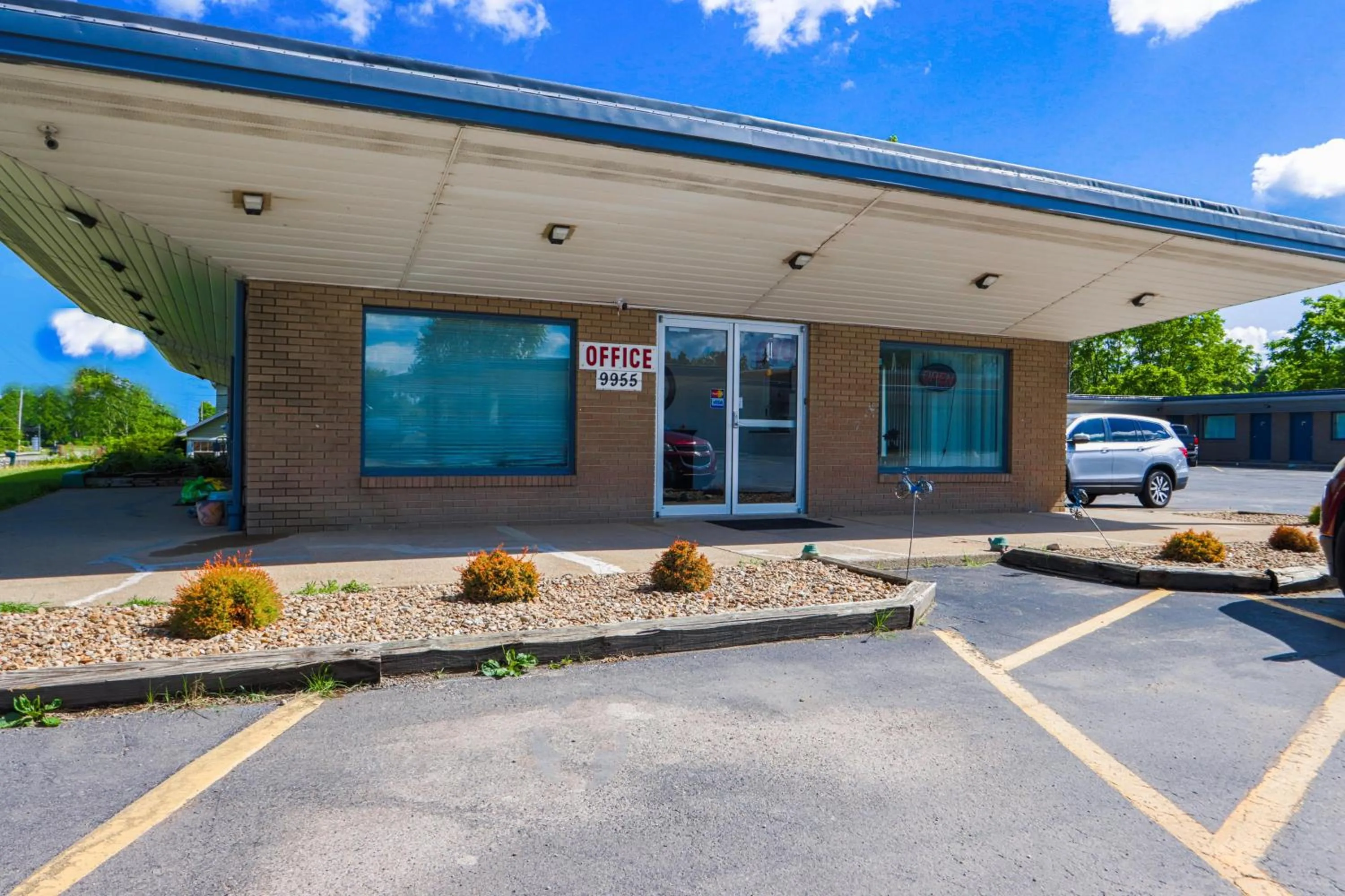 Facade/entrance in OYO Hotel North Lima OH - Boardman