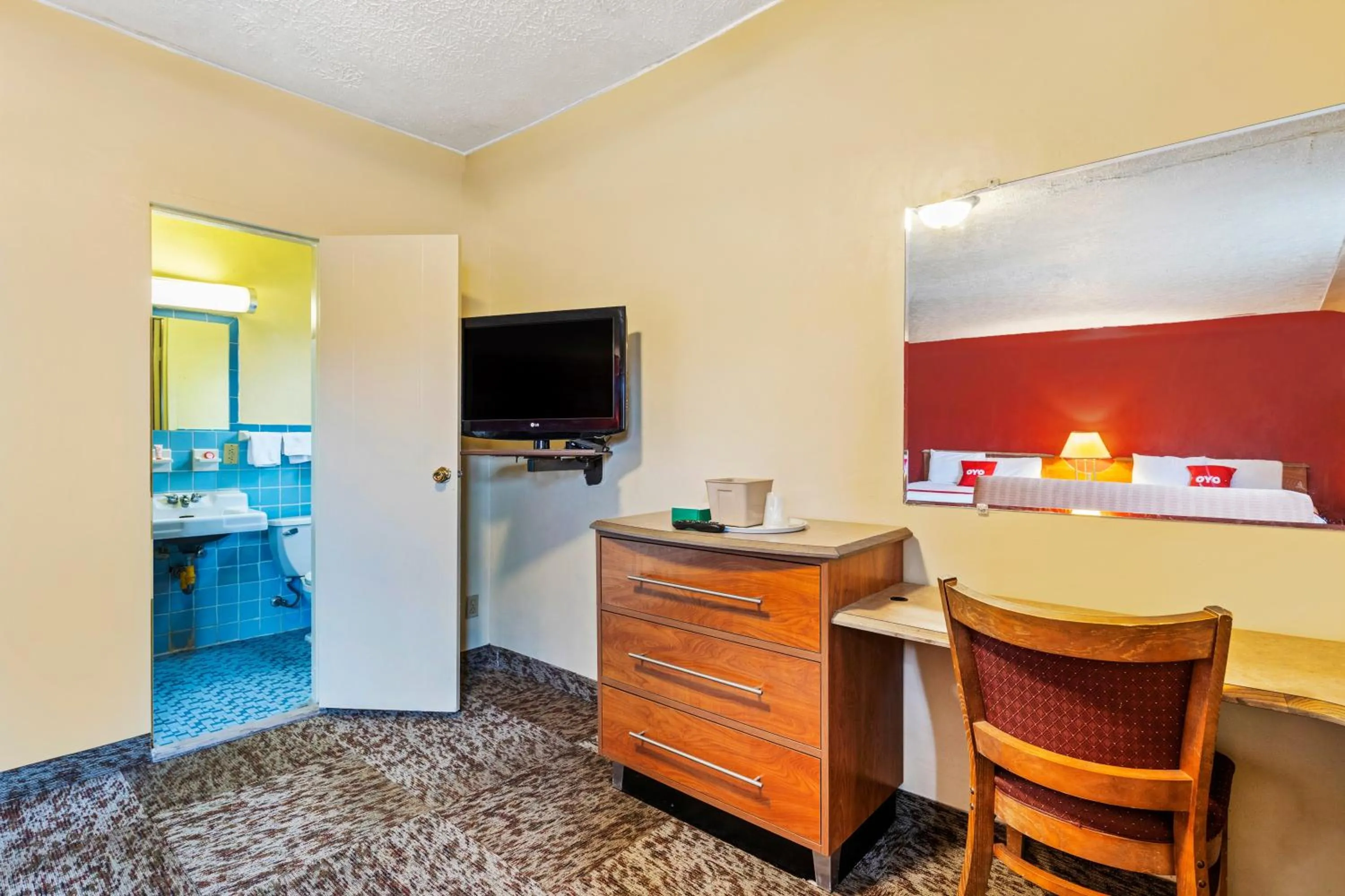 Bedroom in OYO Hotel North Lima OH - Boardman