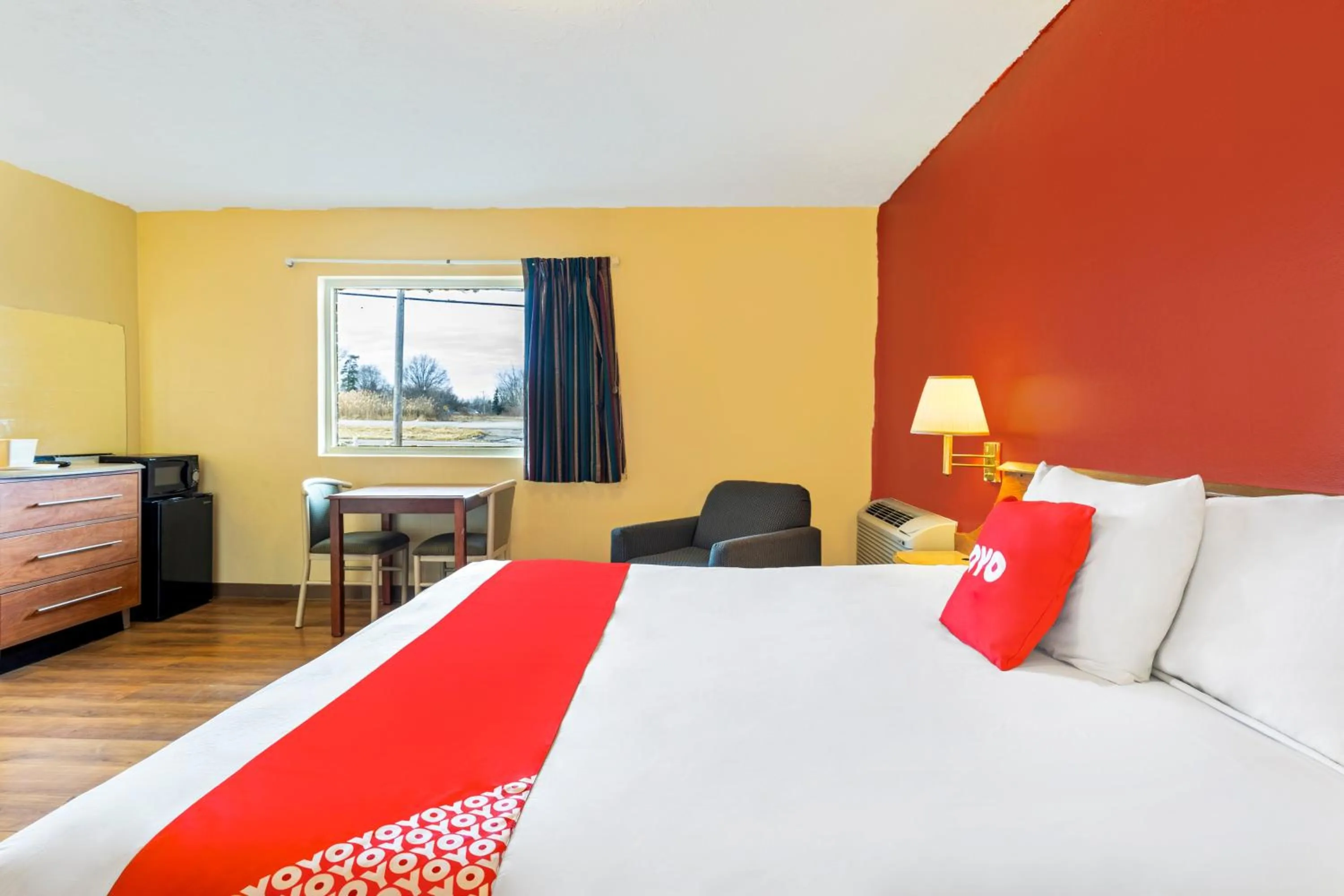 Bedroom in OYO Hotel North Lima OH - Boardman