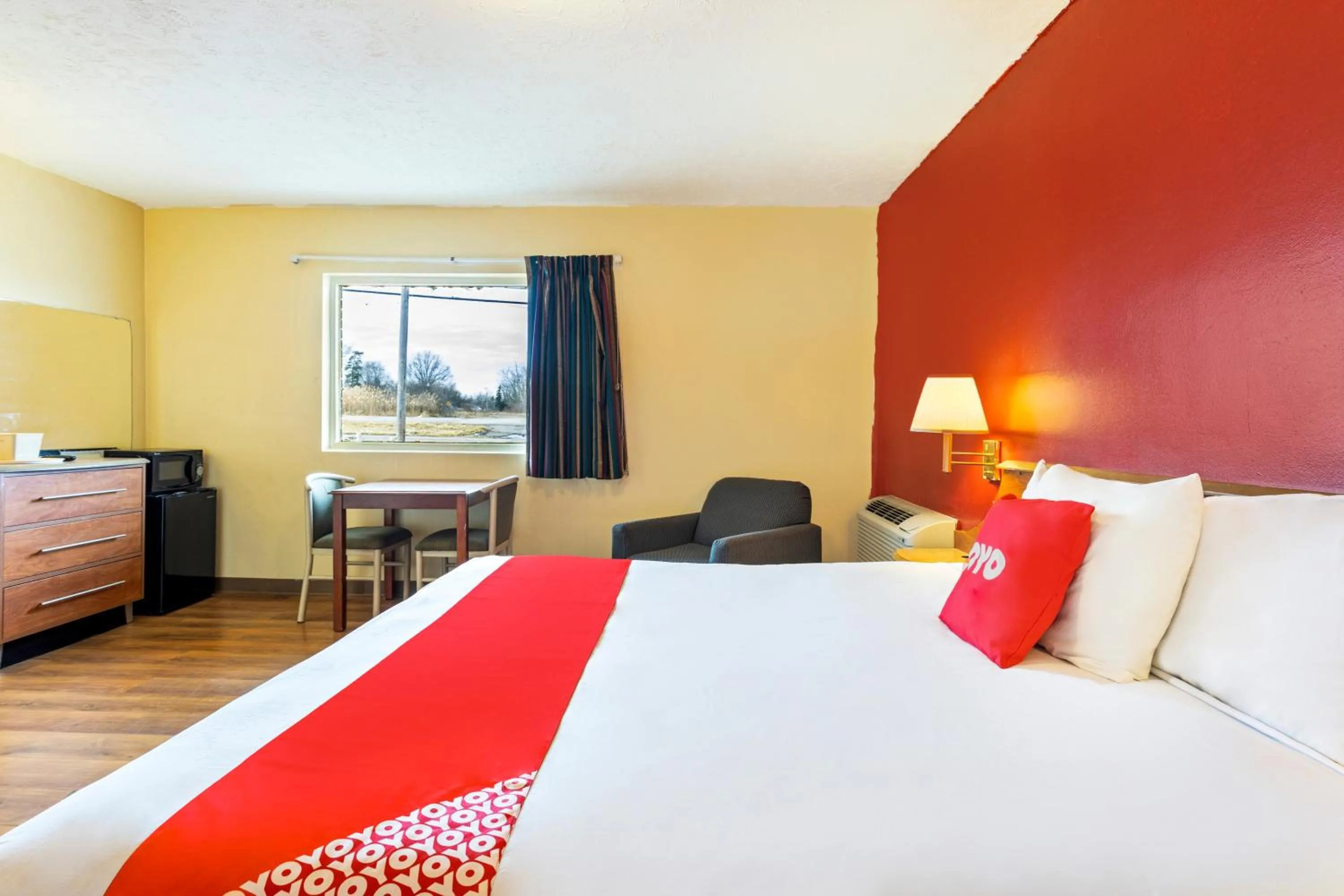 Bedroom in OYO Hotel North Lima OH - Boardman