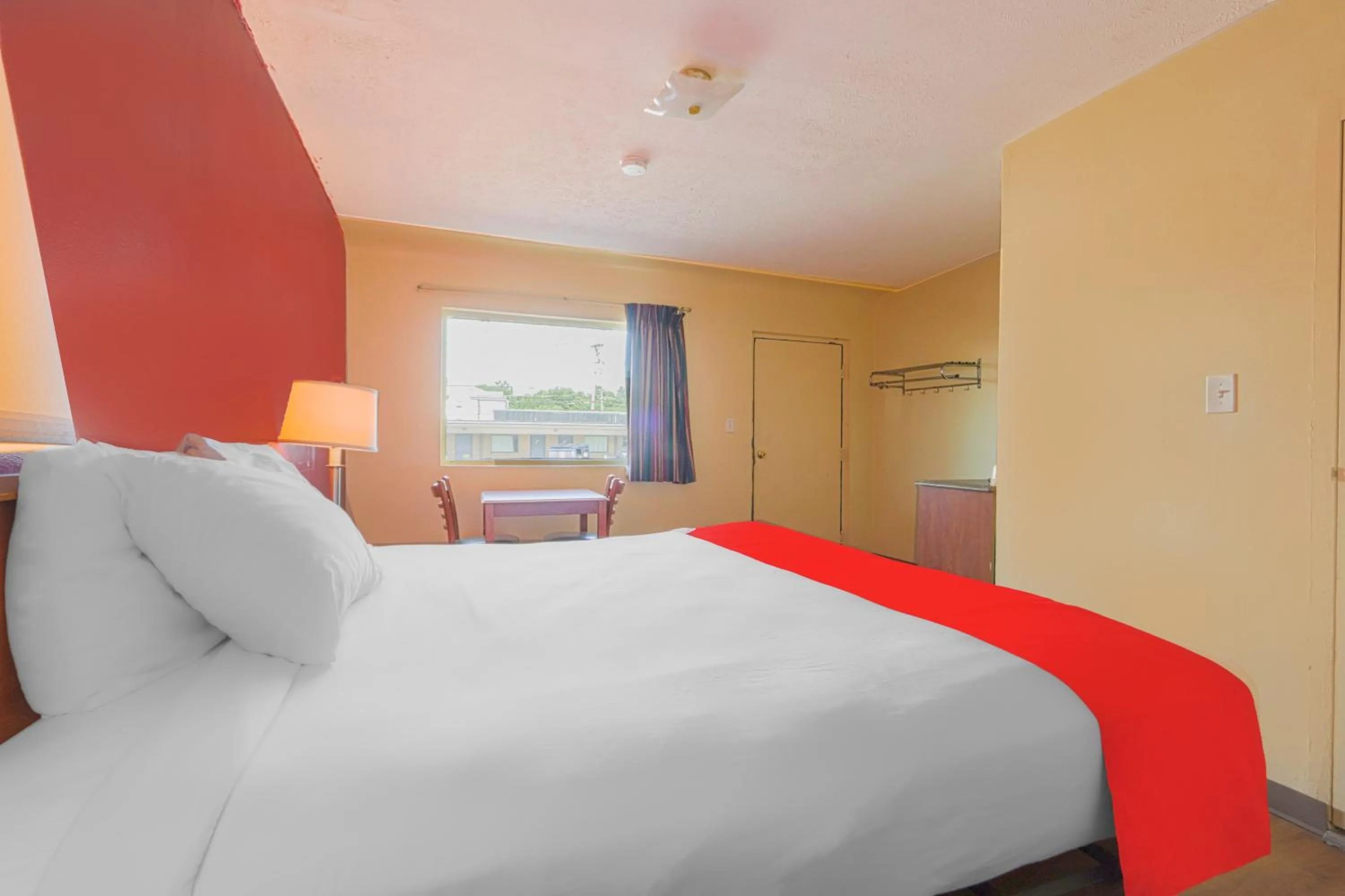 Bedroom in OYO Hotel North Lima OH - Boardman