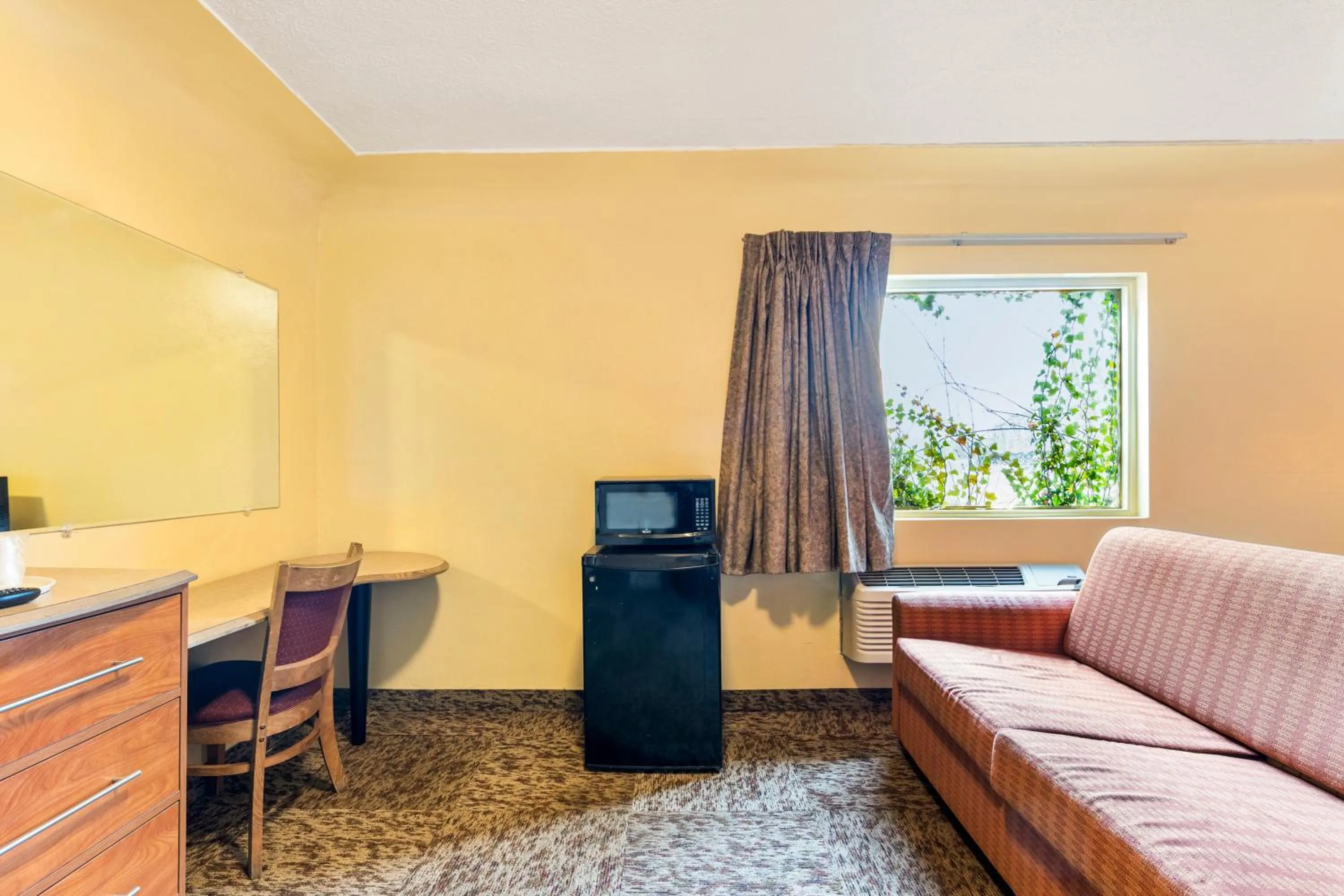 Bedroom in OYO Hotel North Lima OH - Boardman