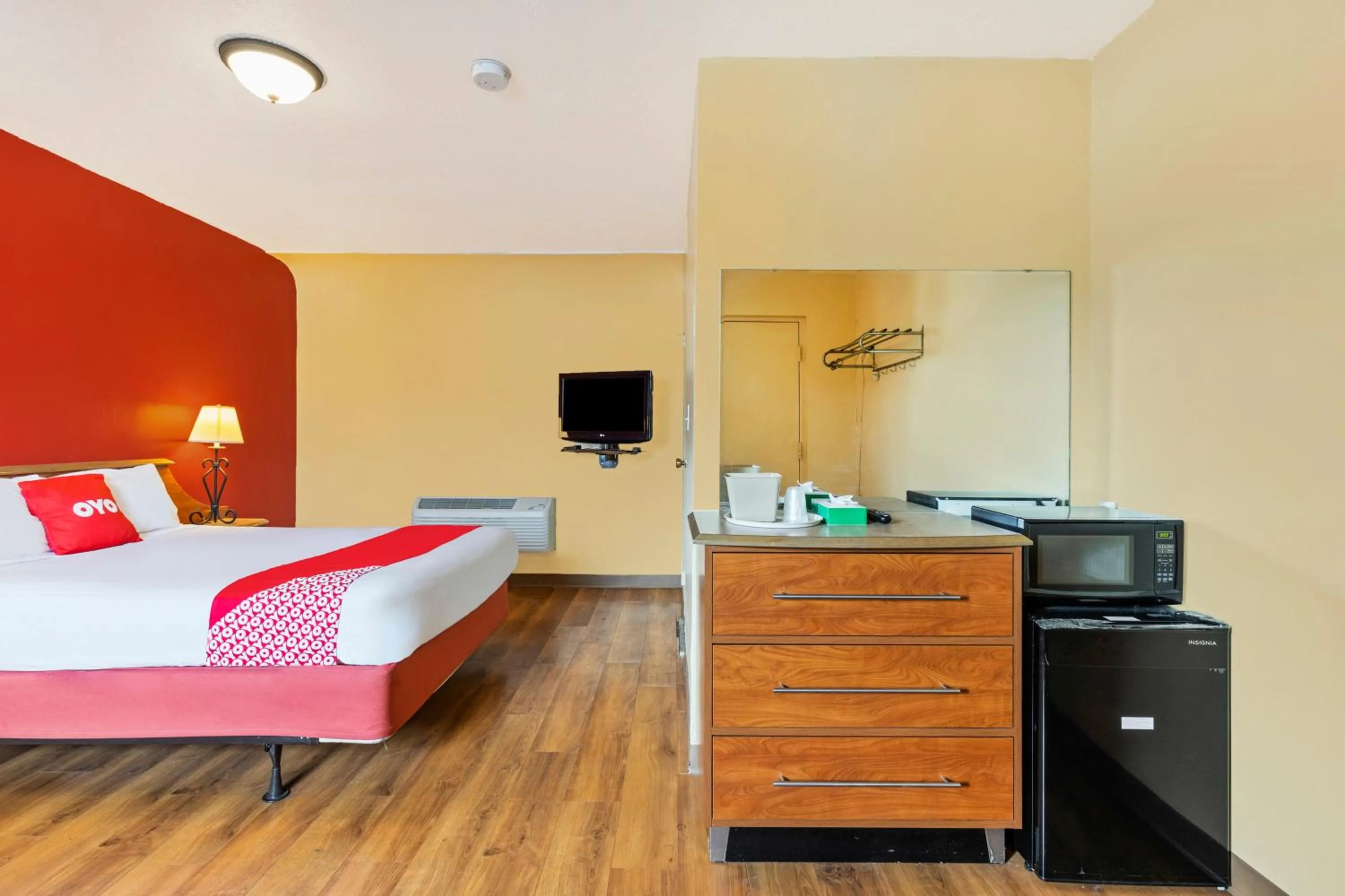 Bedroom in OYO Hotel North Lima OH - Boardman