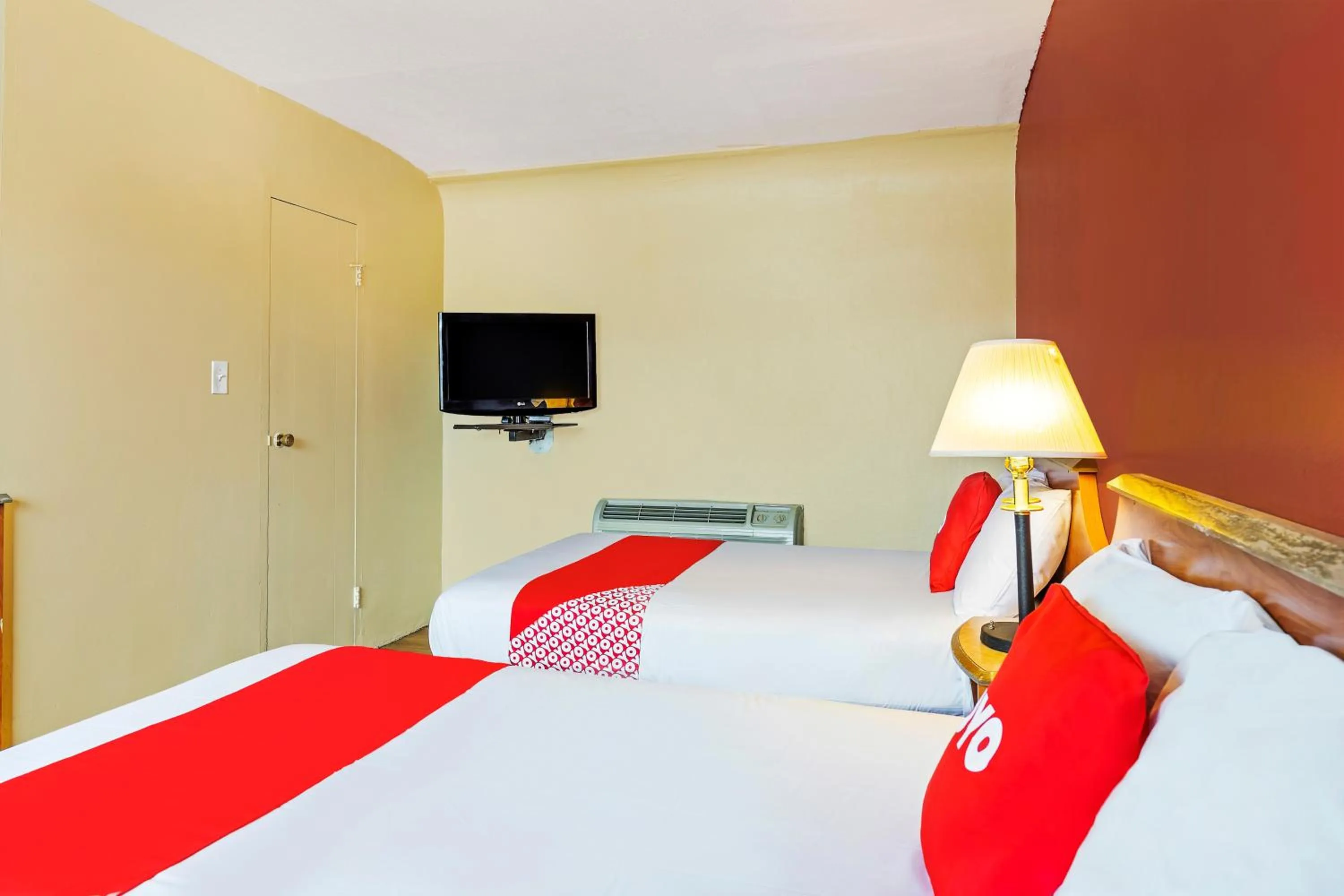 Bedroom in OYO Hotel North Lima OH - Boardman