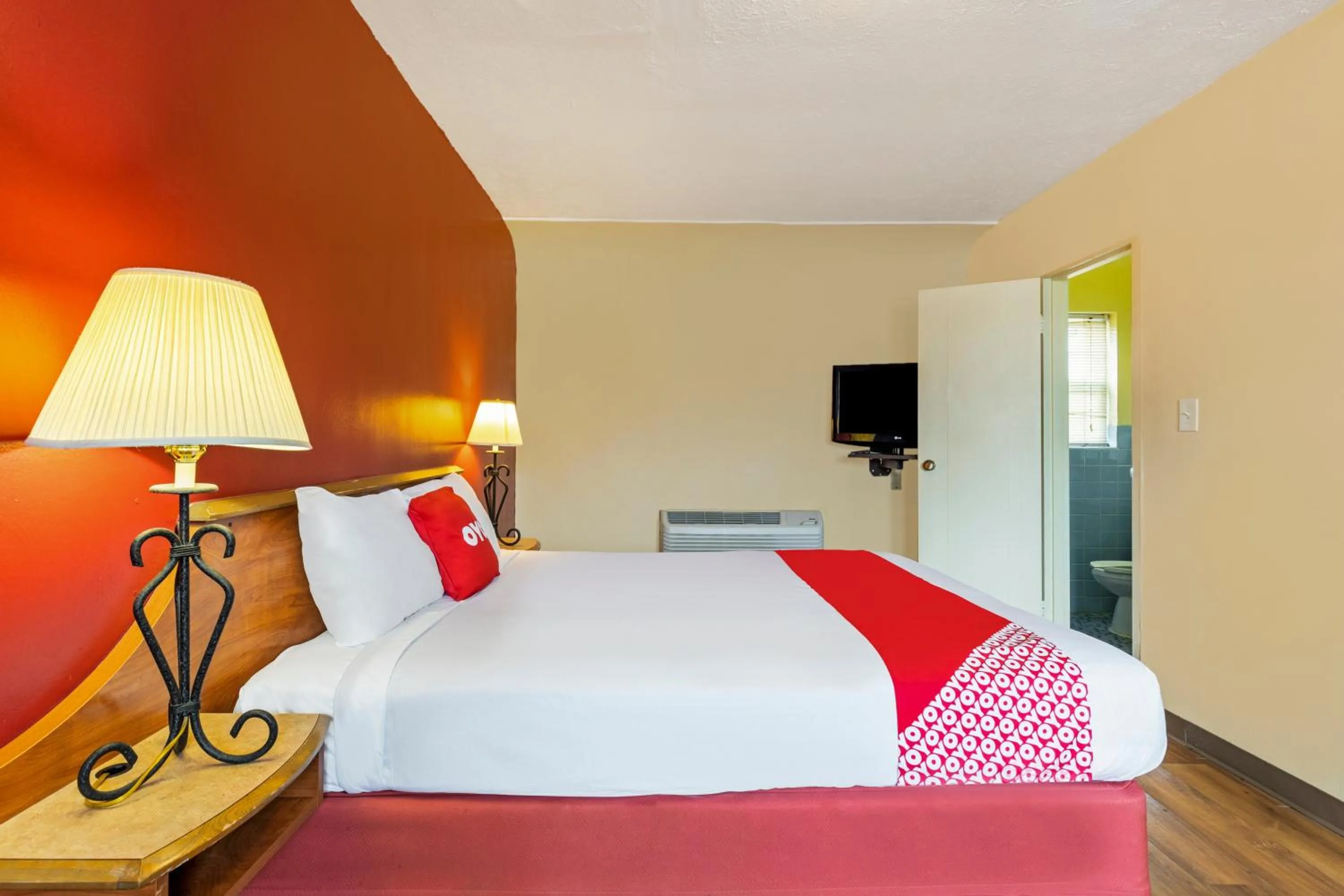 Bedroom in OYO Hotel North Lima OH - Boardman