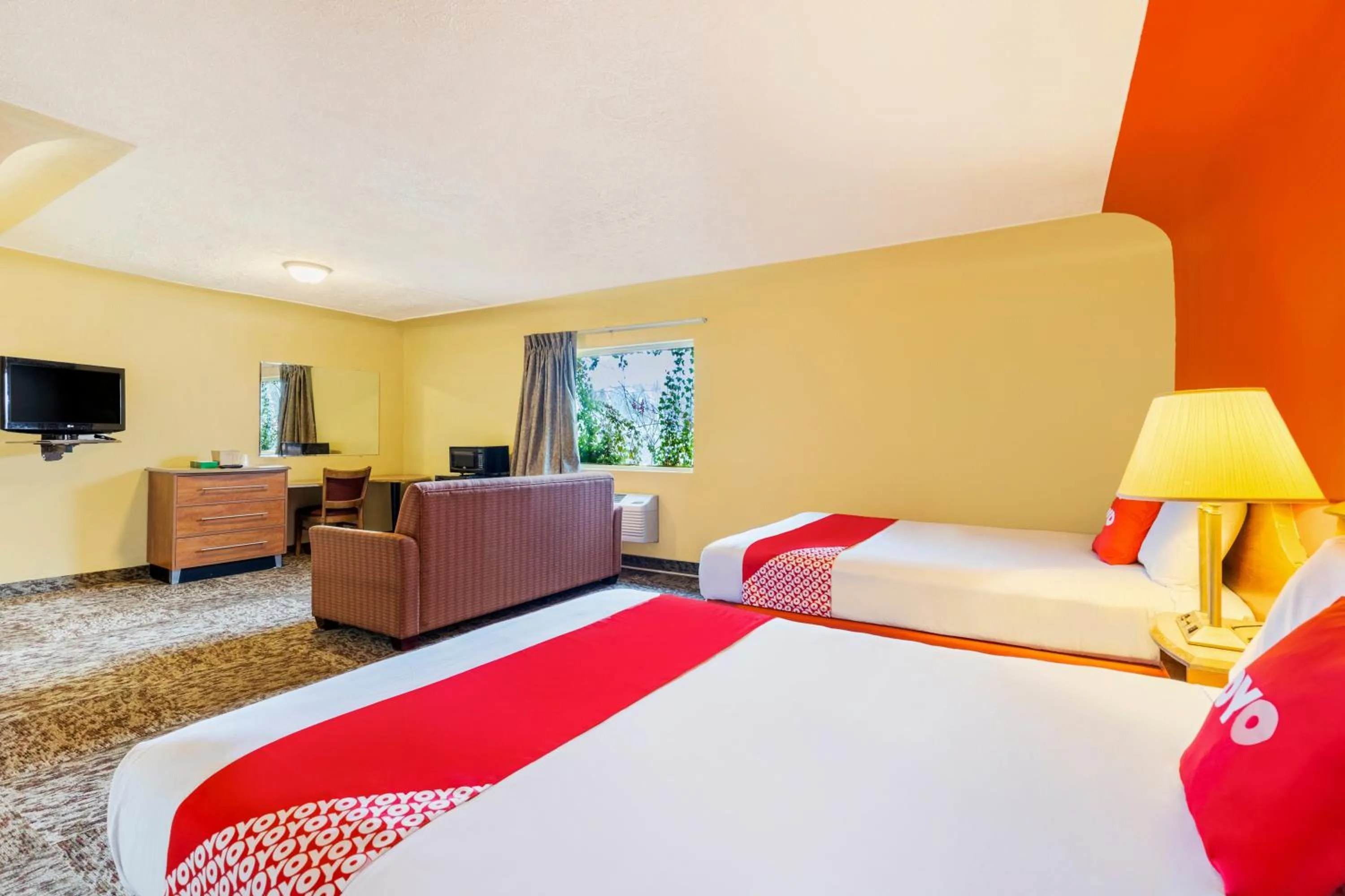 Bedroom in OYO Hotel North Lima OH - Boardman