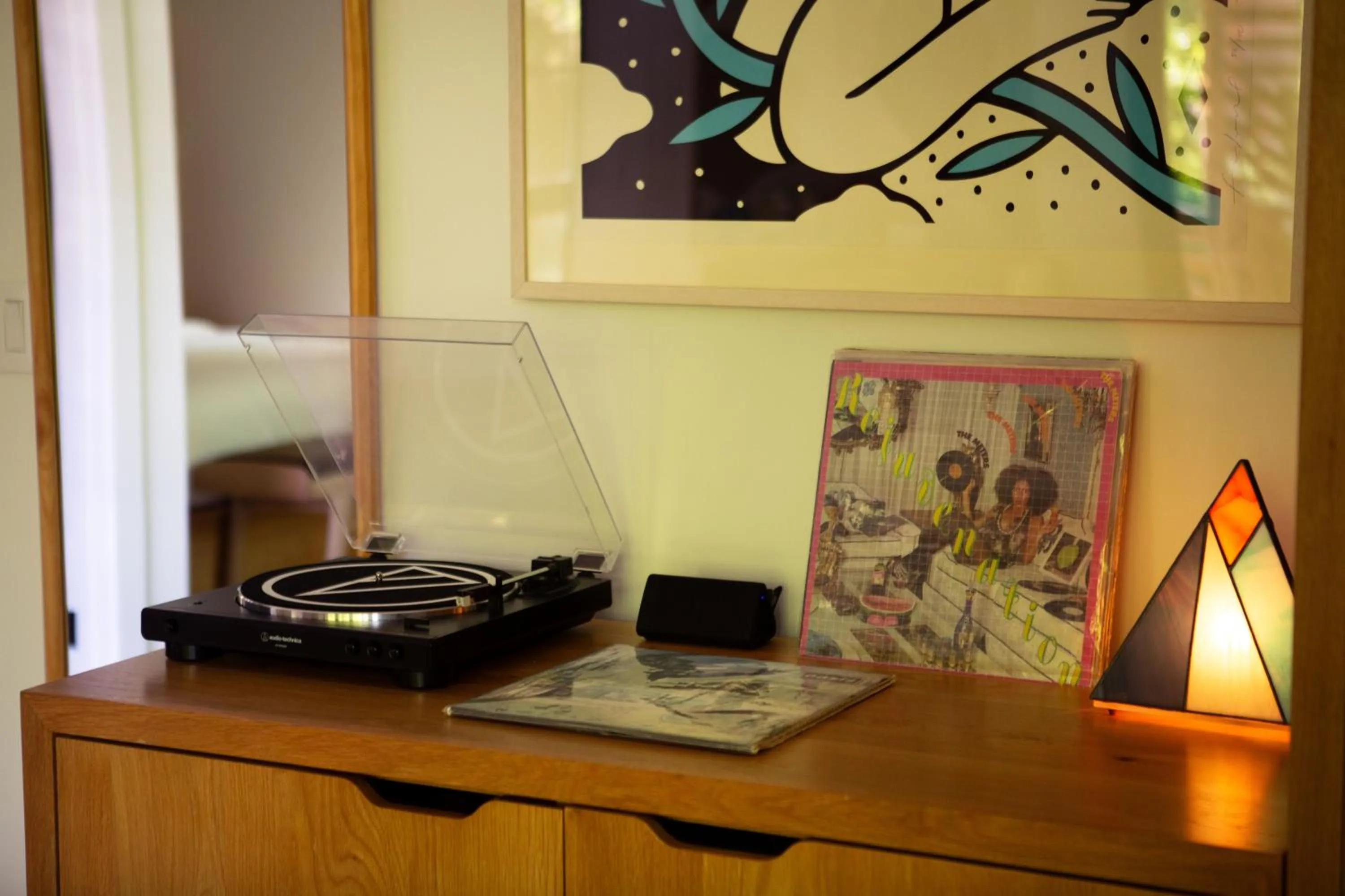 TV and multimedia in Woodstock Way Hotel