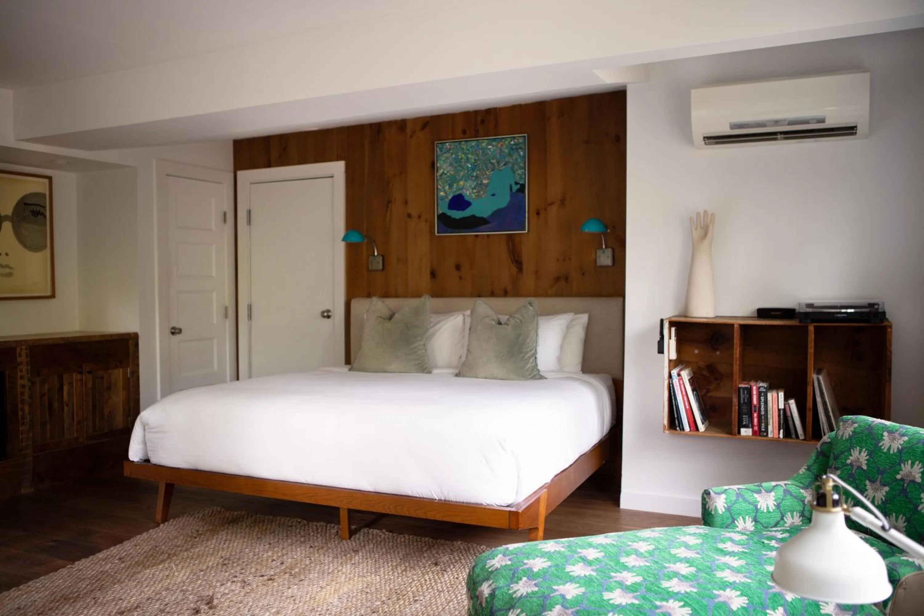 Photo of the whole room, Bed in Woodstock Way Hotel