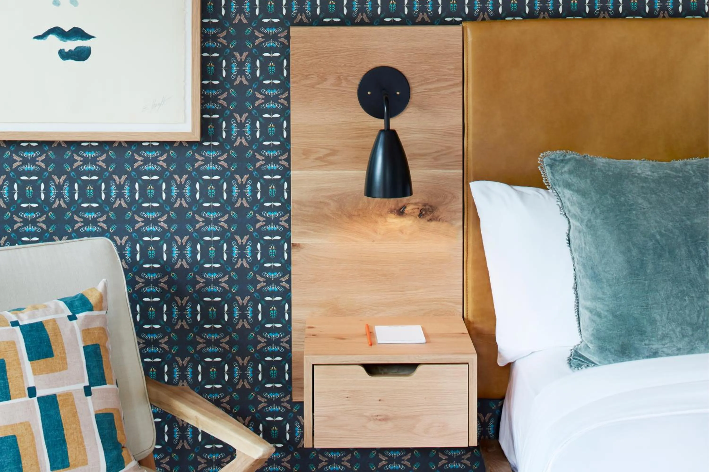 Seating area, Bed in Woodstock Way Hotel