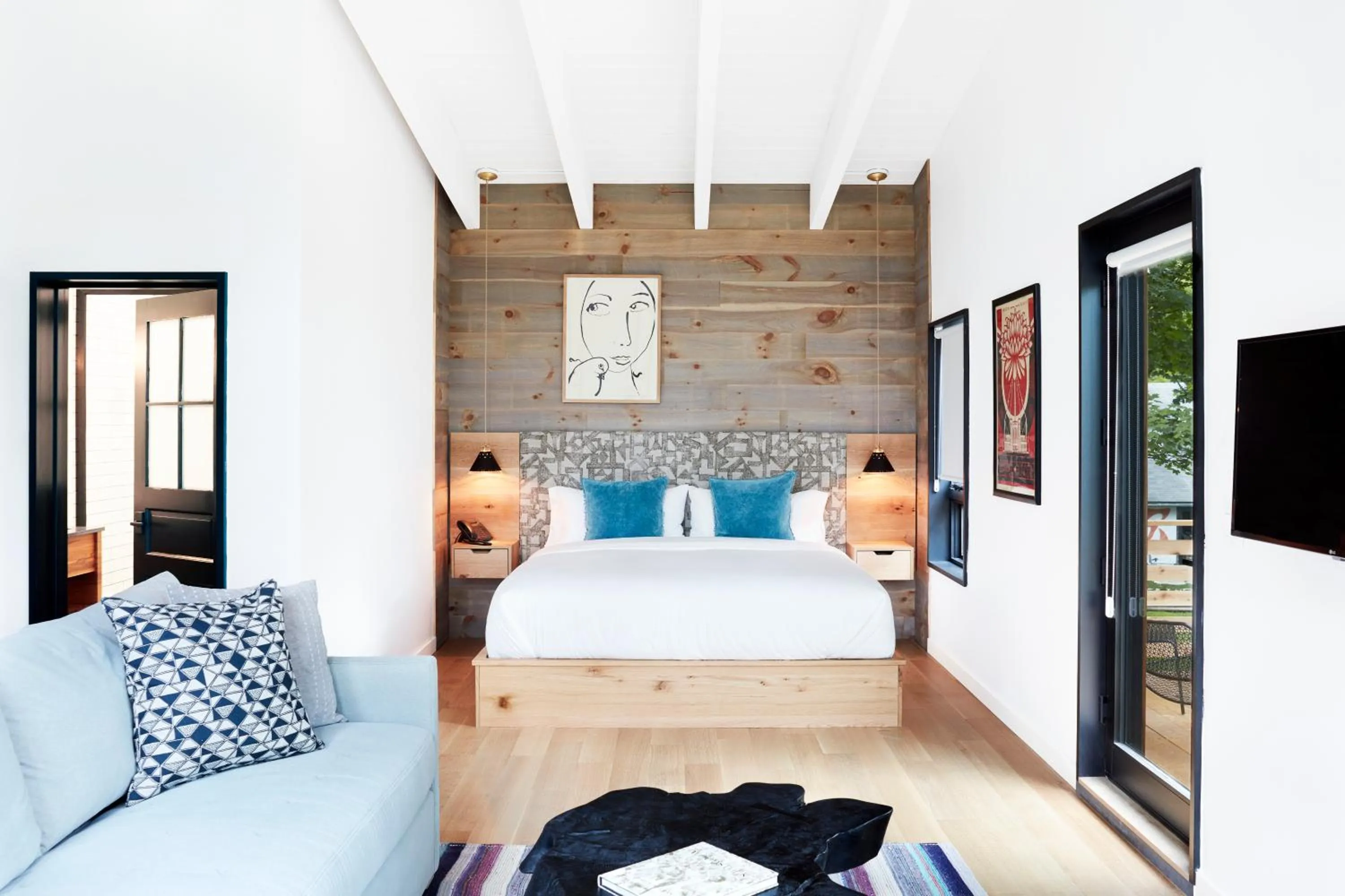 Photo of the whole room, Bed in Woodstock Way Hotel