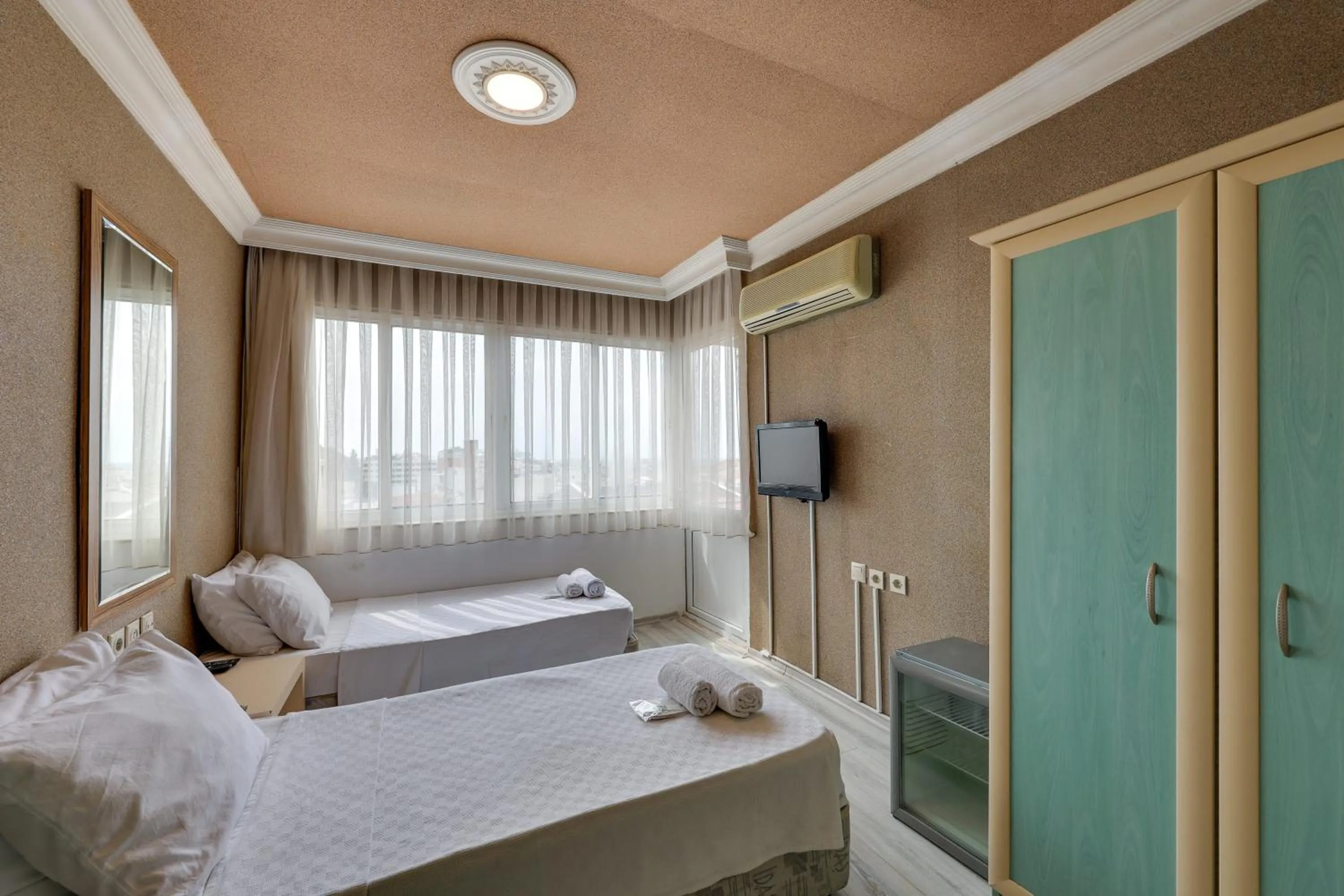 Twin Room with City View in Hikmethan Otel