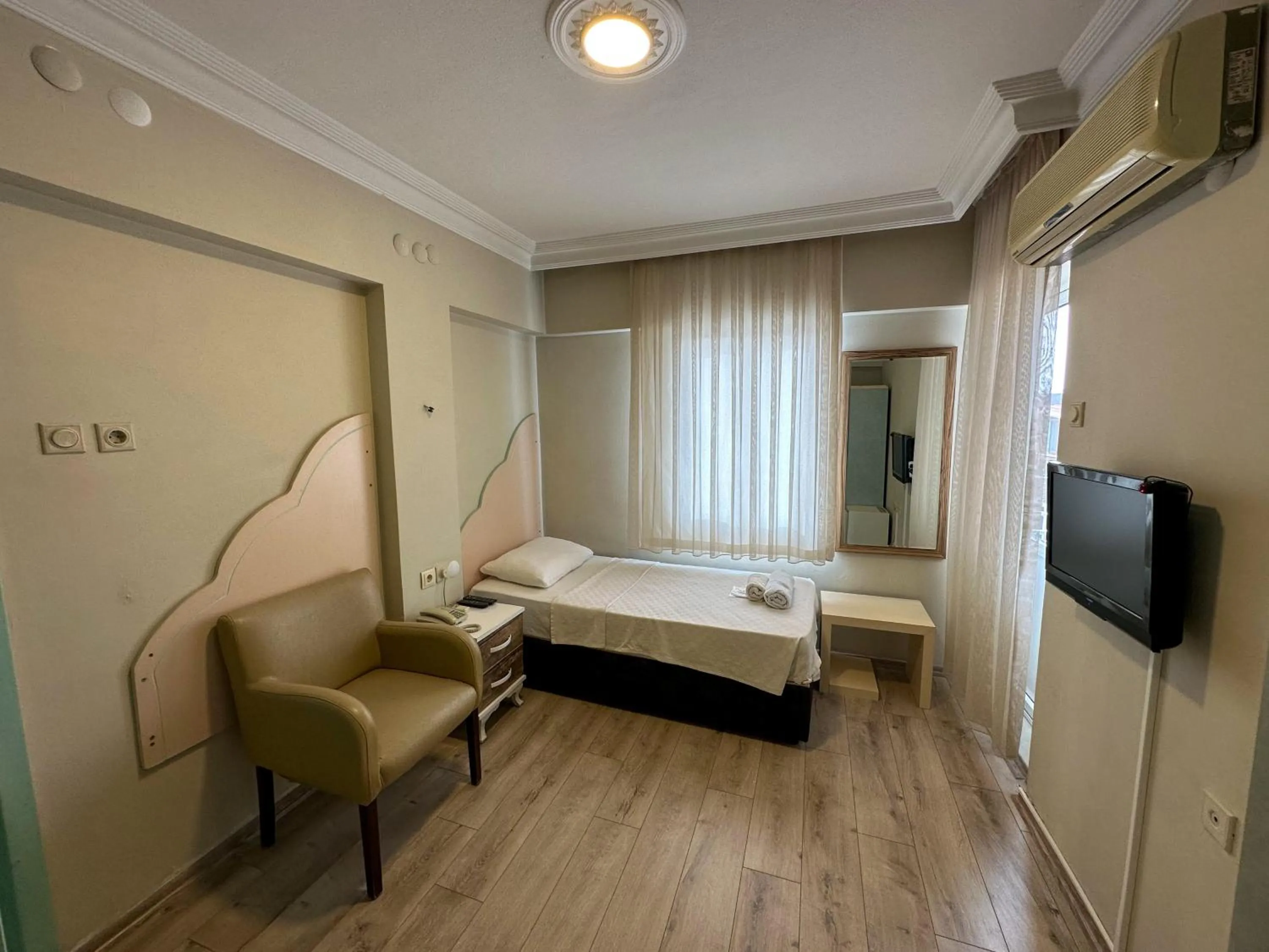 Single Room with Balcony - single occupancy in Hikmethan Otel