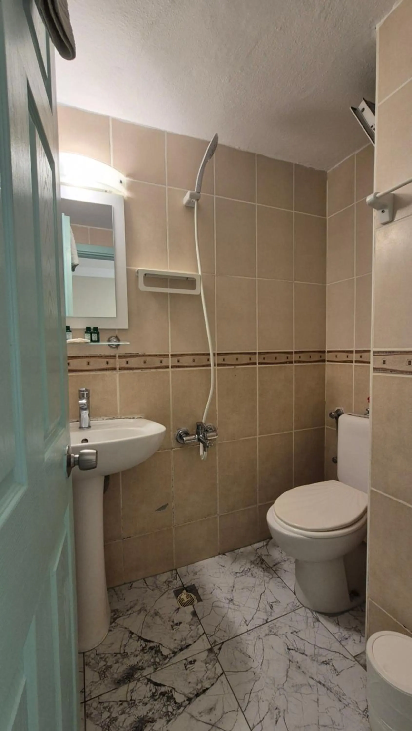 Shower in Hikmethan Otel