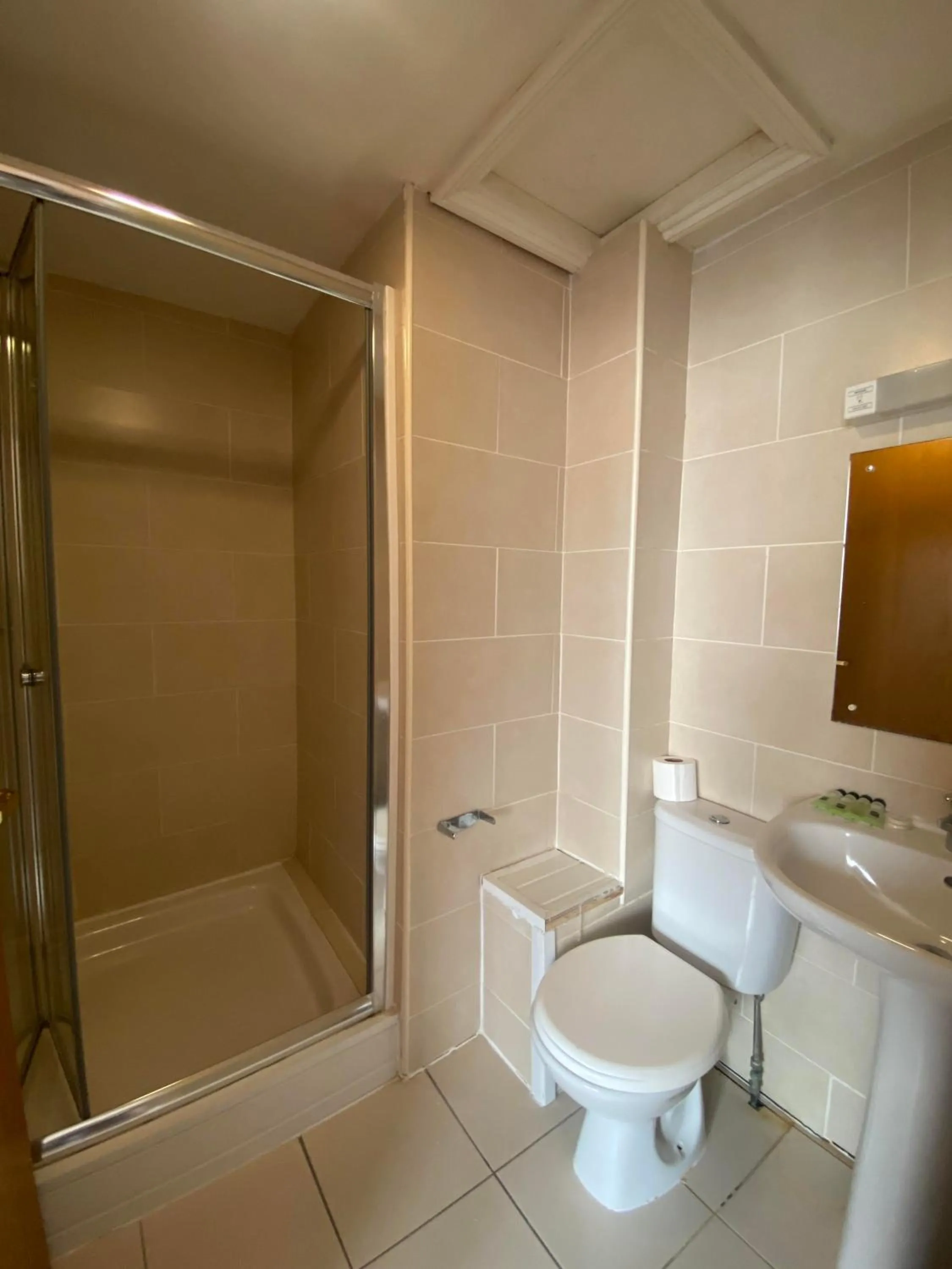 Shower in The Lawn Hotel