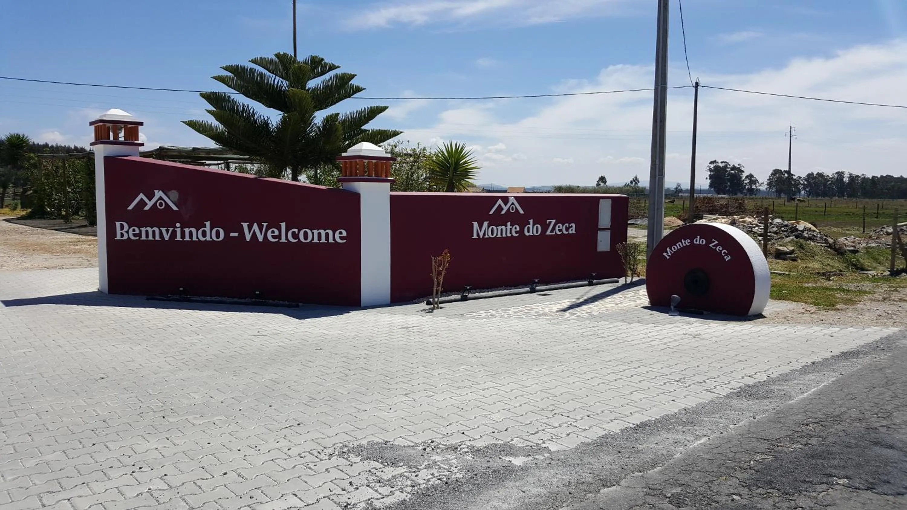 Facade/entrance in Monte do Zeca