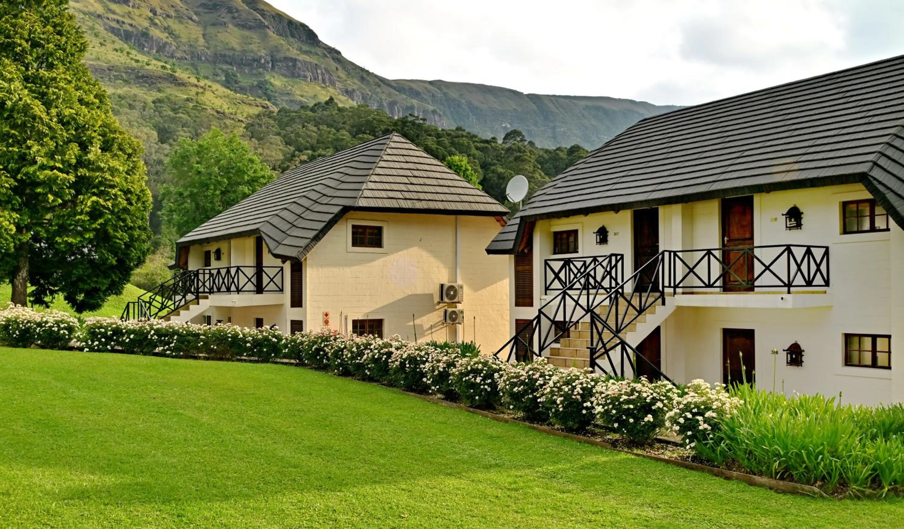 Deluxe Double or Twin Room with Mountain View - single occupancy in Champagne Castle Hotel
