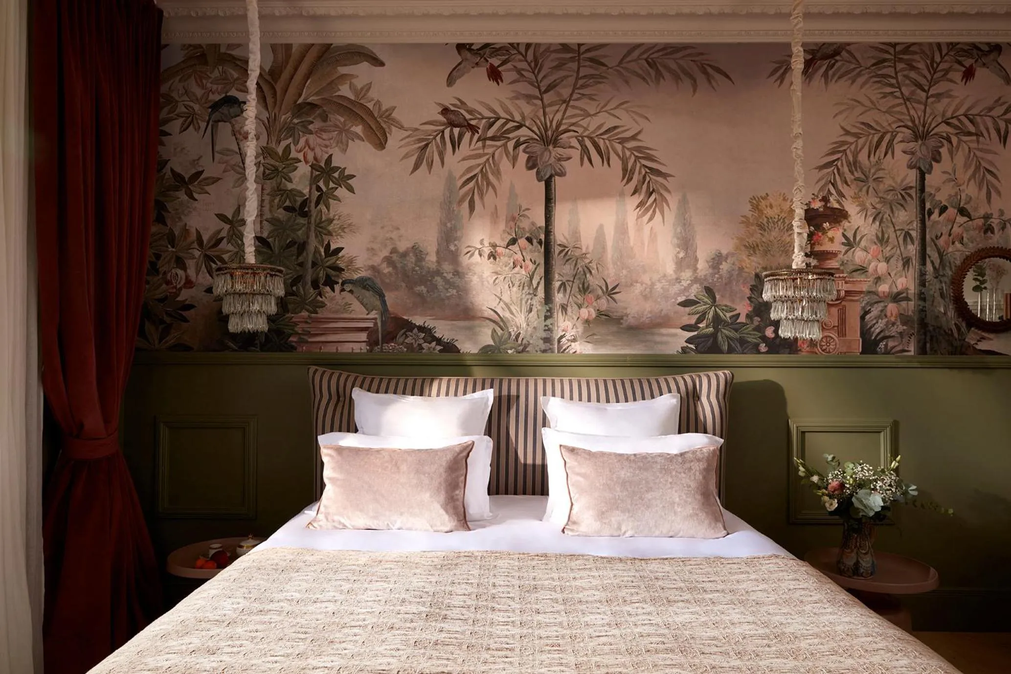 Bedroom, Bed in Château Léognan, Domaine viticole - proche Bordeaux