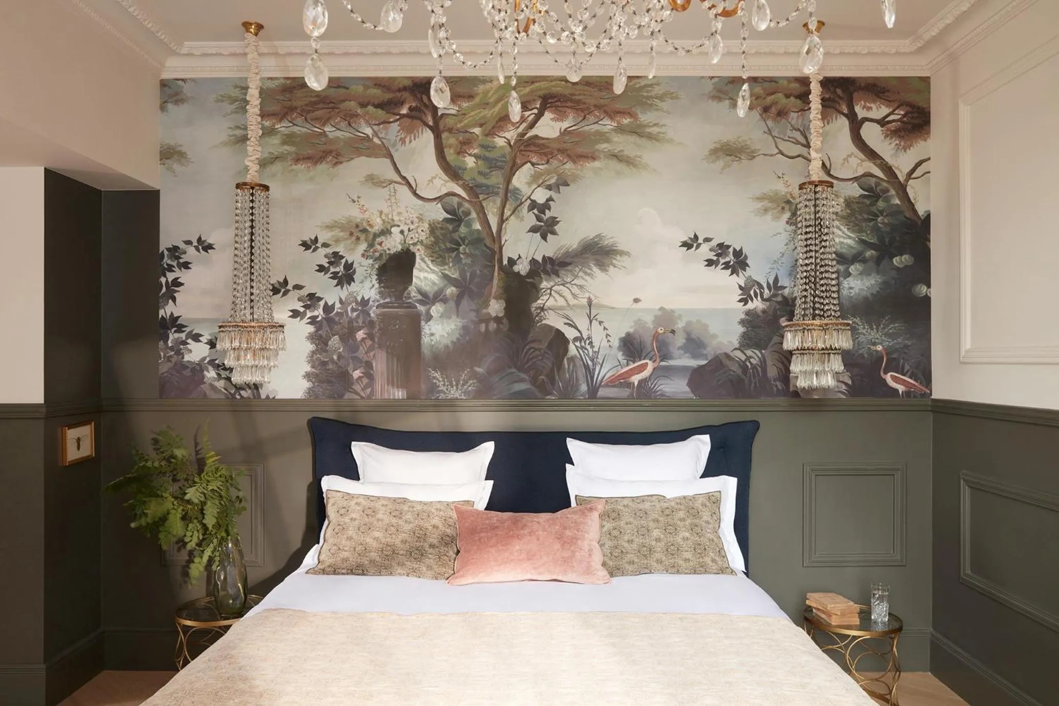 Bedroom, Bed in Château Léognan, Domaine viticole - proche Bordeaux