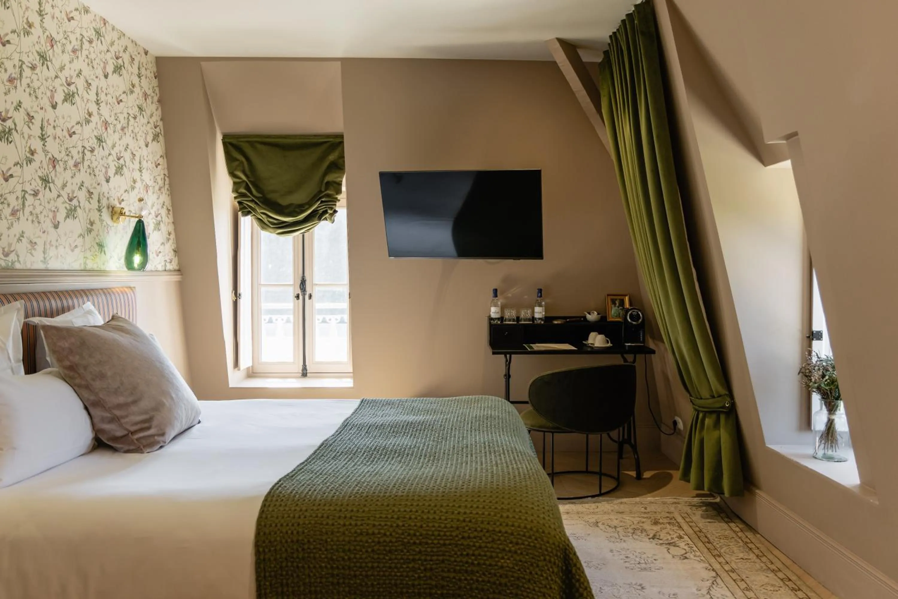 Bedroom, Bed in Château Léognan, Domaine viticole - proche Bordeaux