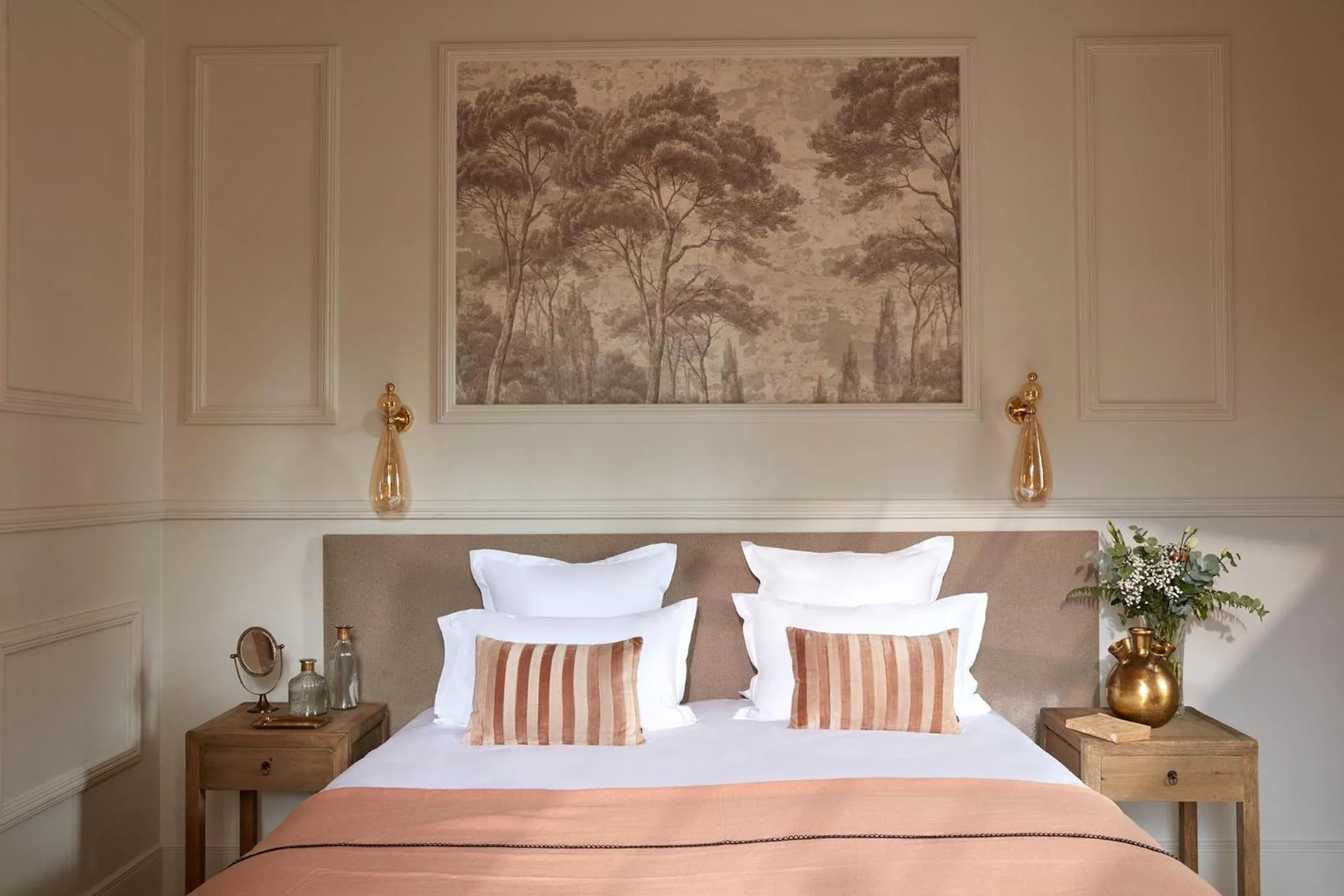 Bedroom, Bed in Château Léognan, Domaine viticole - proche Bordeaux