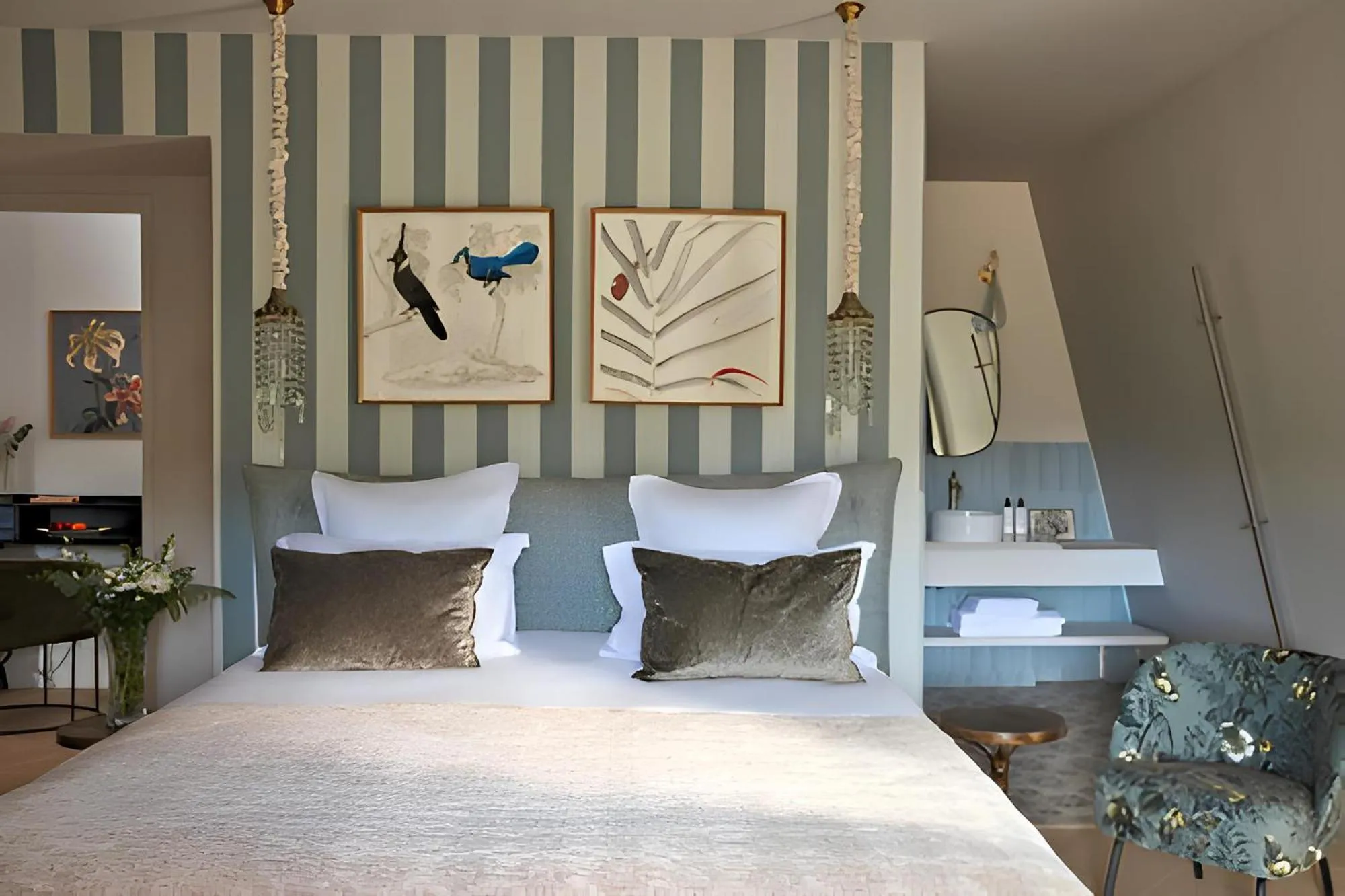 Bedroom, Bed in Château Léognan, Domaine viticole - proche Bordeaux