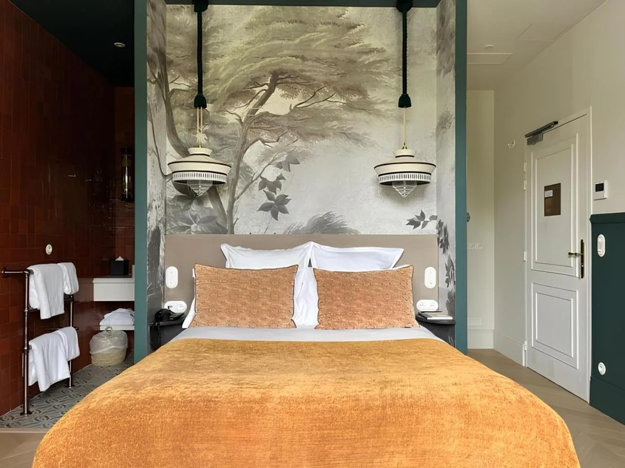 Bedroom, Bed in Château Léognan, Domaine viticole - proche Bordeaux