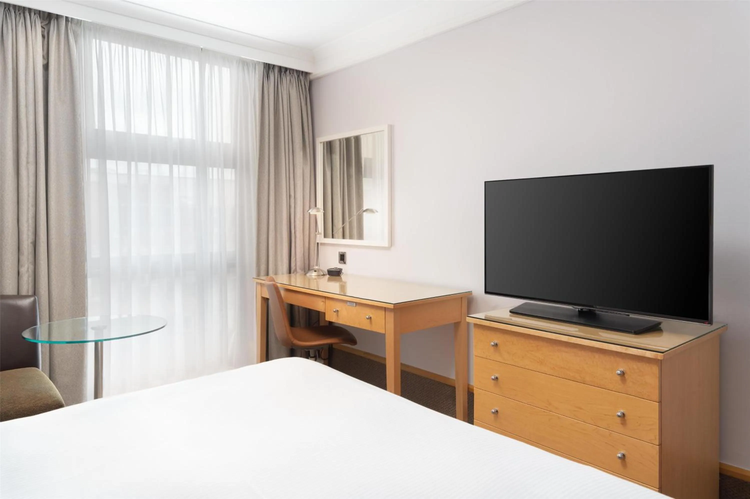 Bedroom, Bed in Hilton London Kensington Hotel