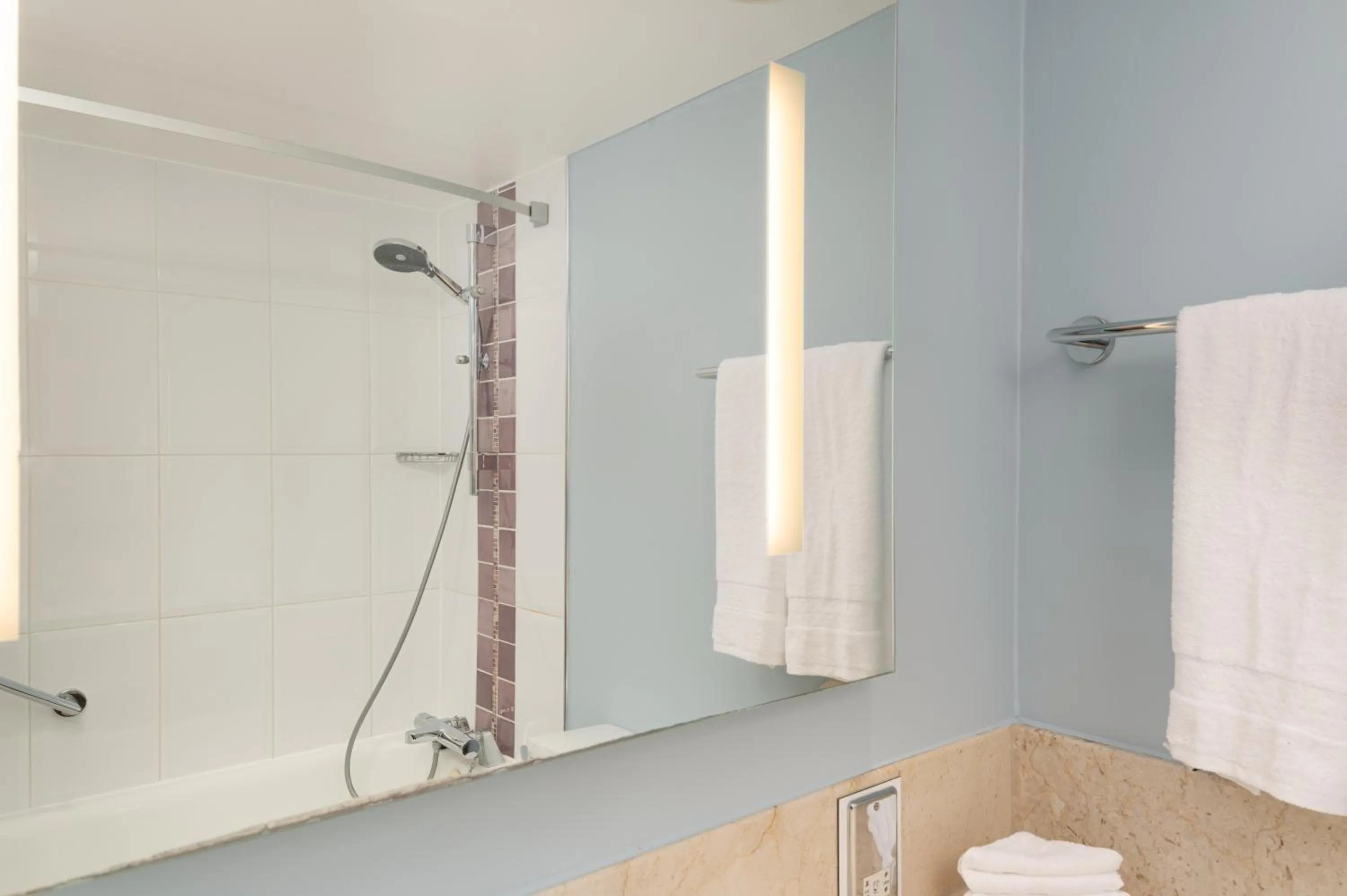 Shower in Hilton London Kensington Hotel