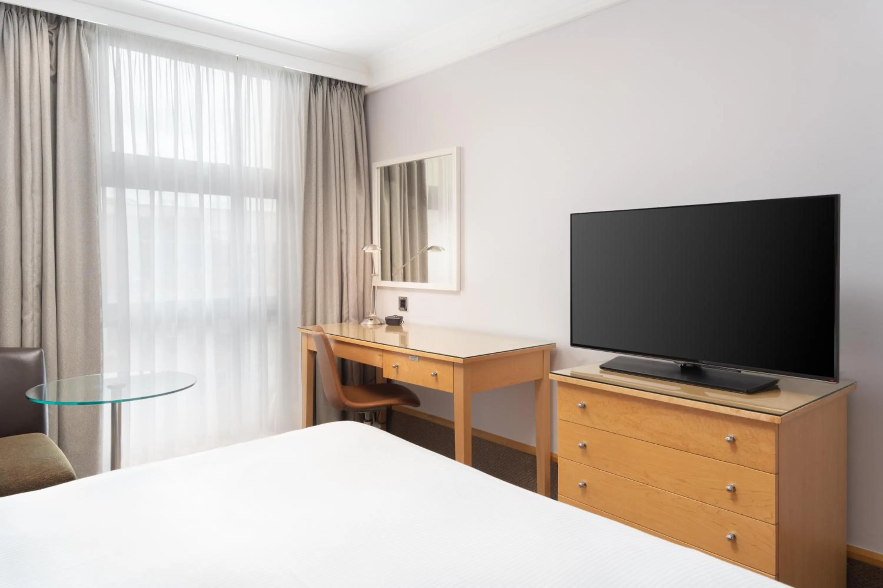 Bedroom, Bed in Hilton London Kensington Hotel