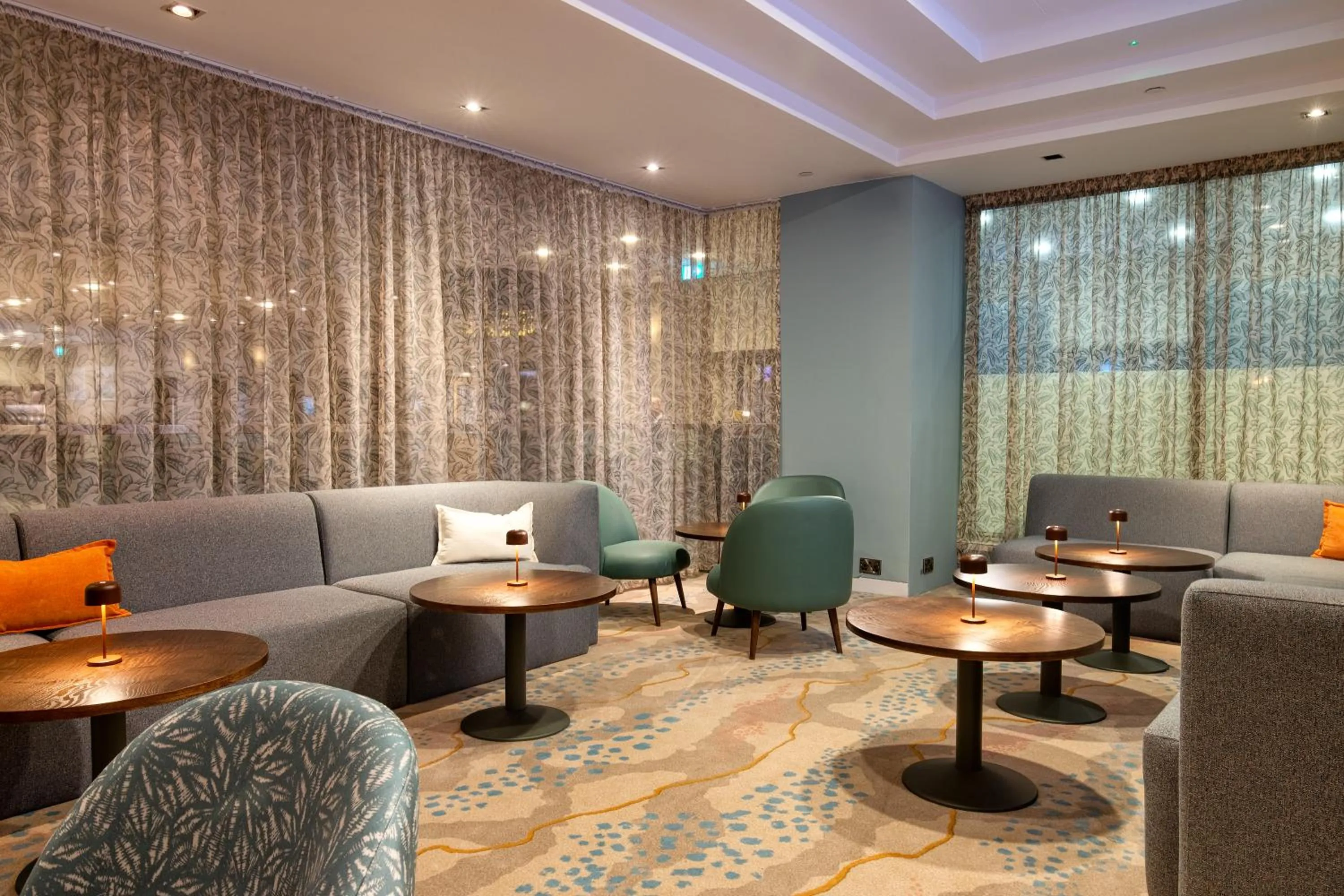 Lounge or bar in Hilton London Kensington Hotel