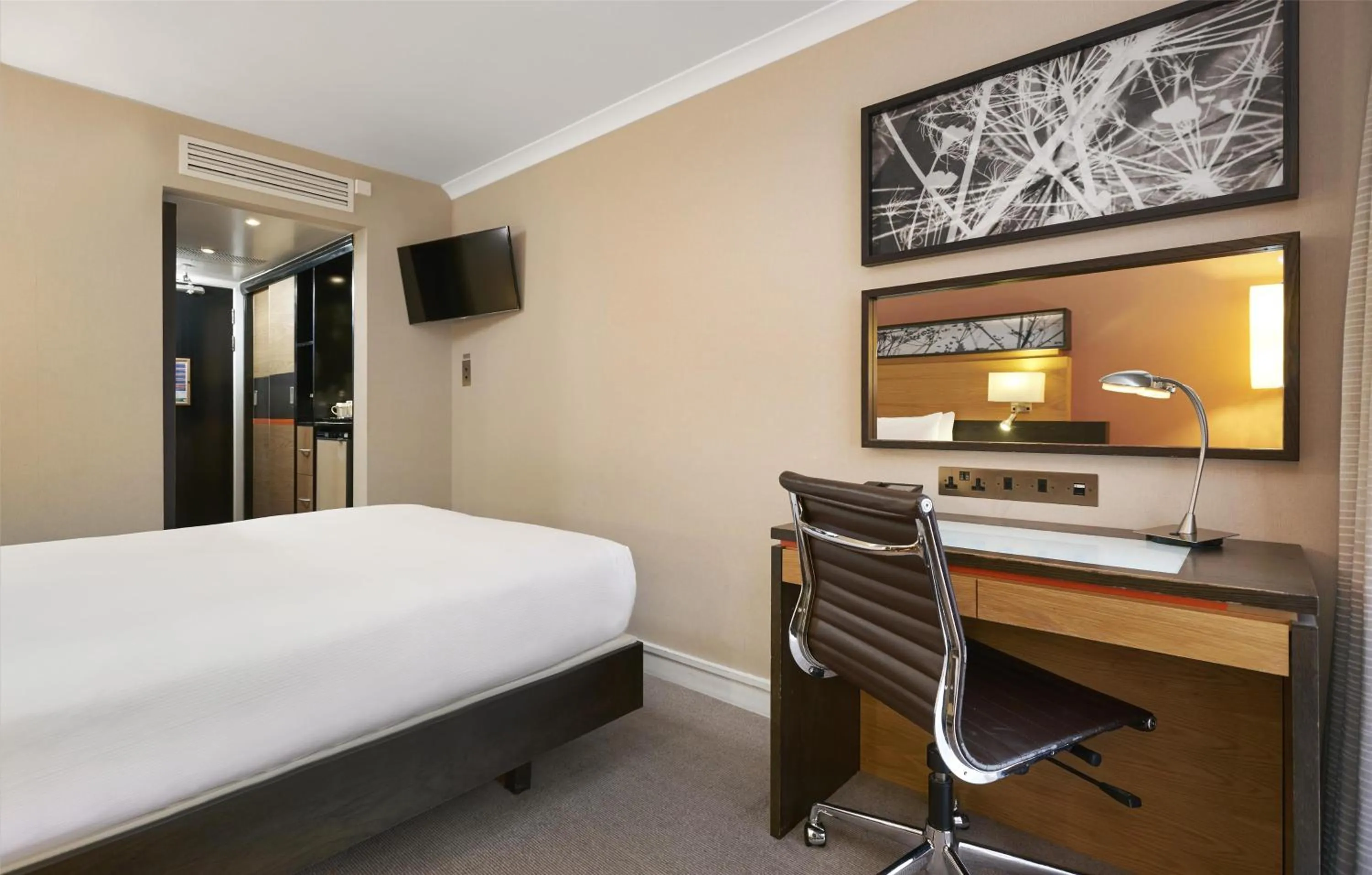 Bedroom, Bed in Hilton London Kensington Hotel