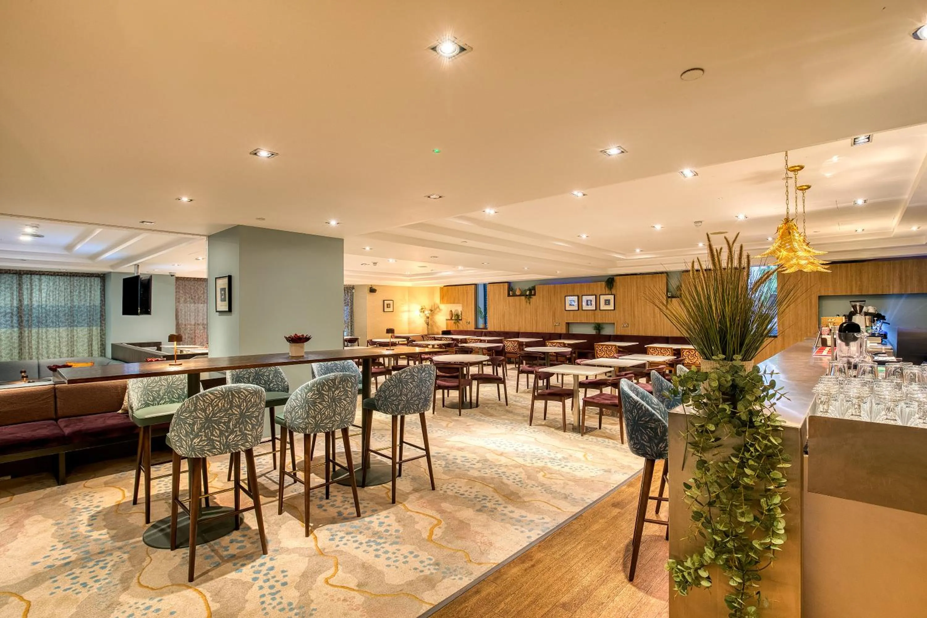 Lounge or bar in Hilton London Kensington Hotel