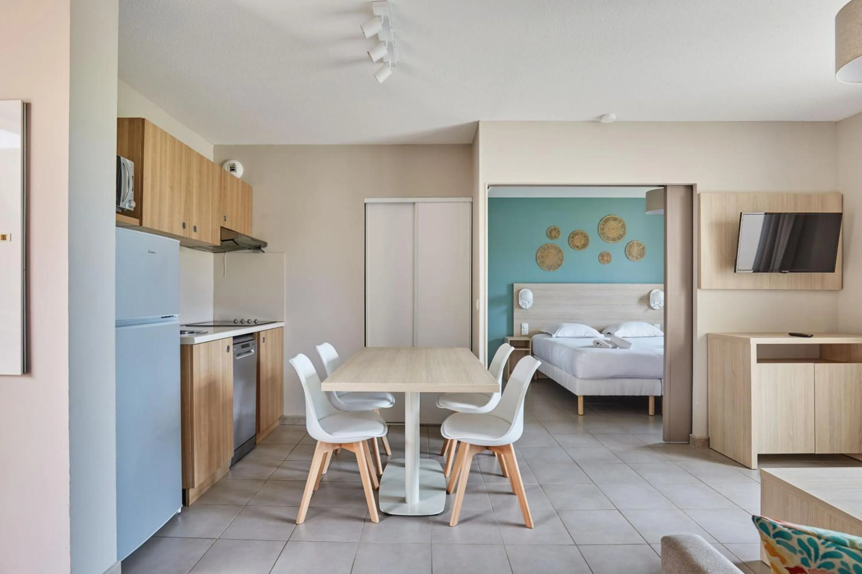 Kitchen or kitchenette, Bed in Résidence Odalys Les Océanides