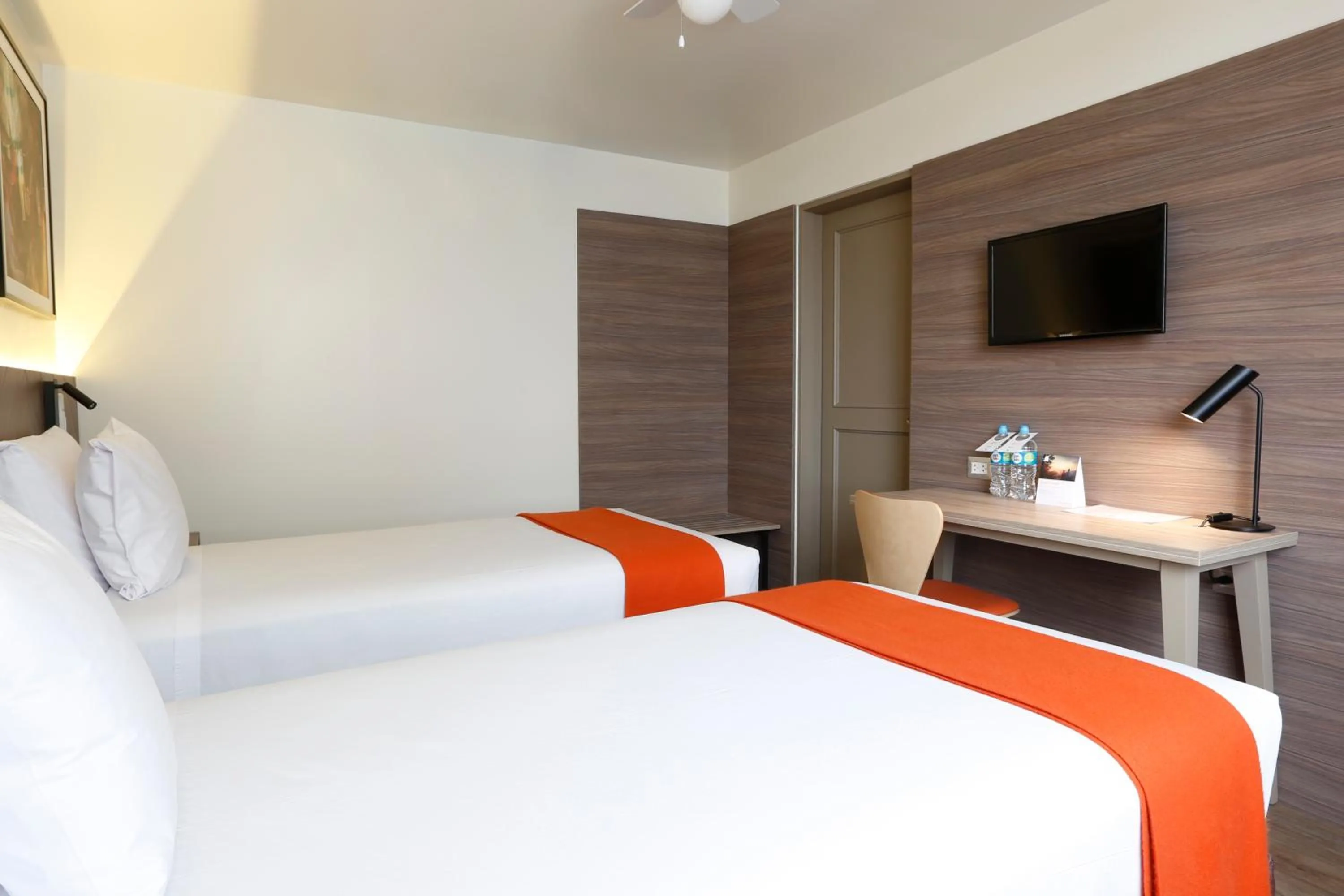 Shower, Bed in Casa Andina Standard Trujillo Plaza