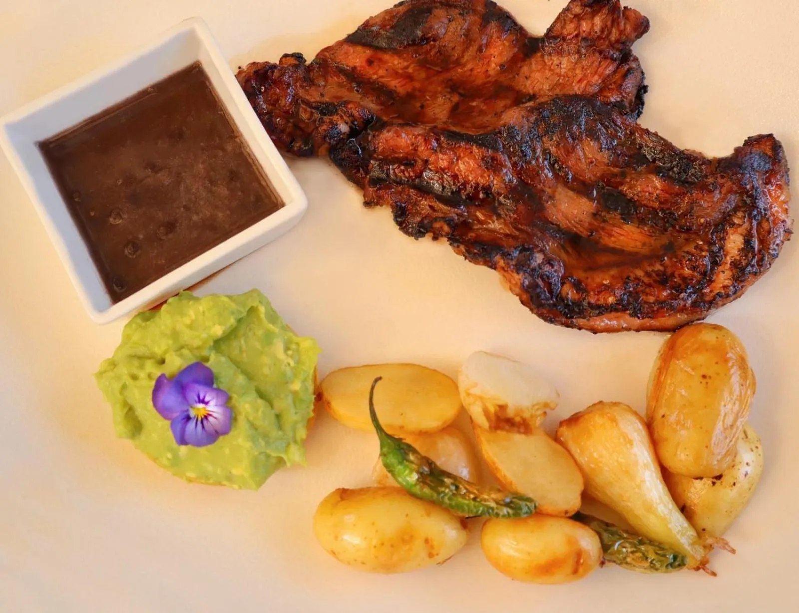 Restaurant/places to eat in Hosteria Las Quintas Hotel Restaurante Bar