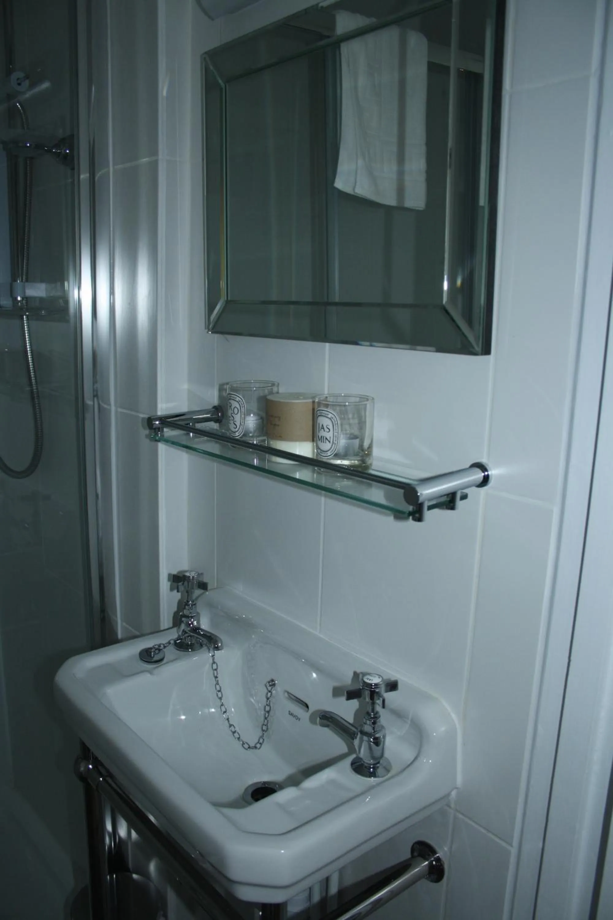 Bathroom in Chequers Hotel