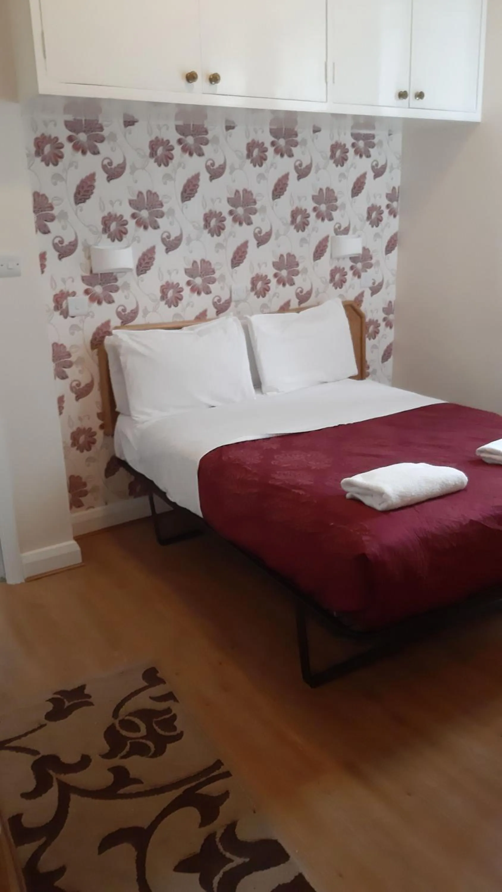 Bed in Chiswick Lodge Hotel