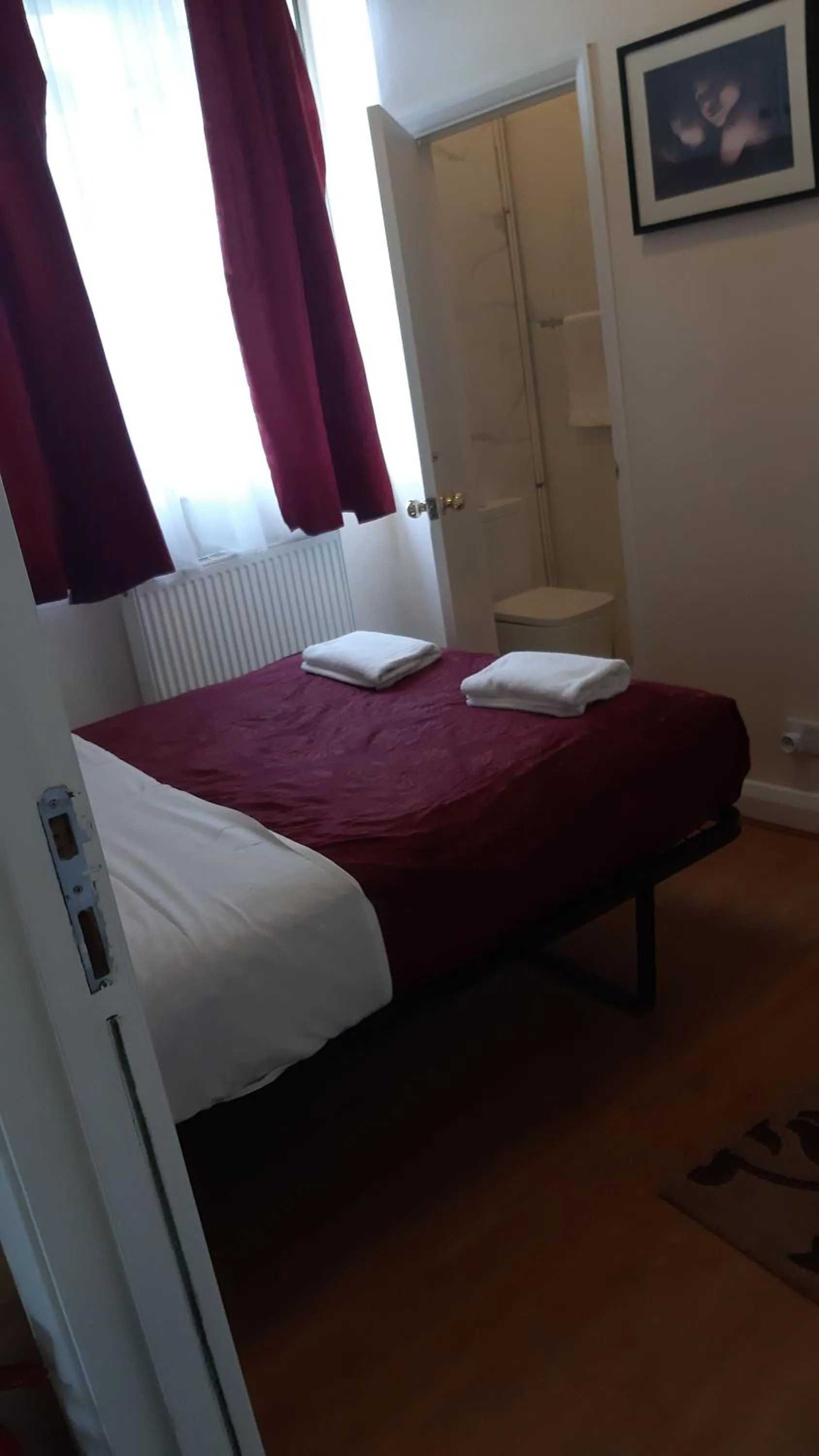 Bed in Chiswick Lodge Hotel