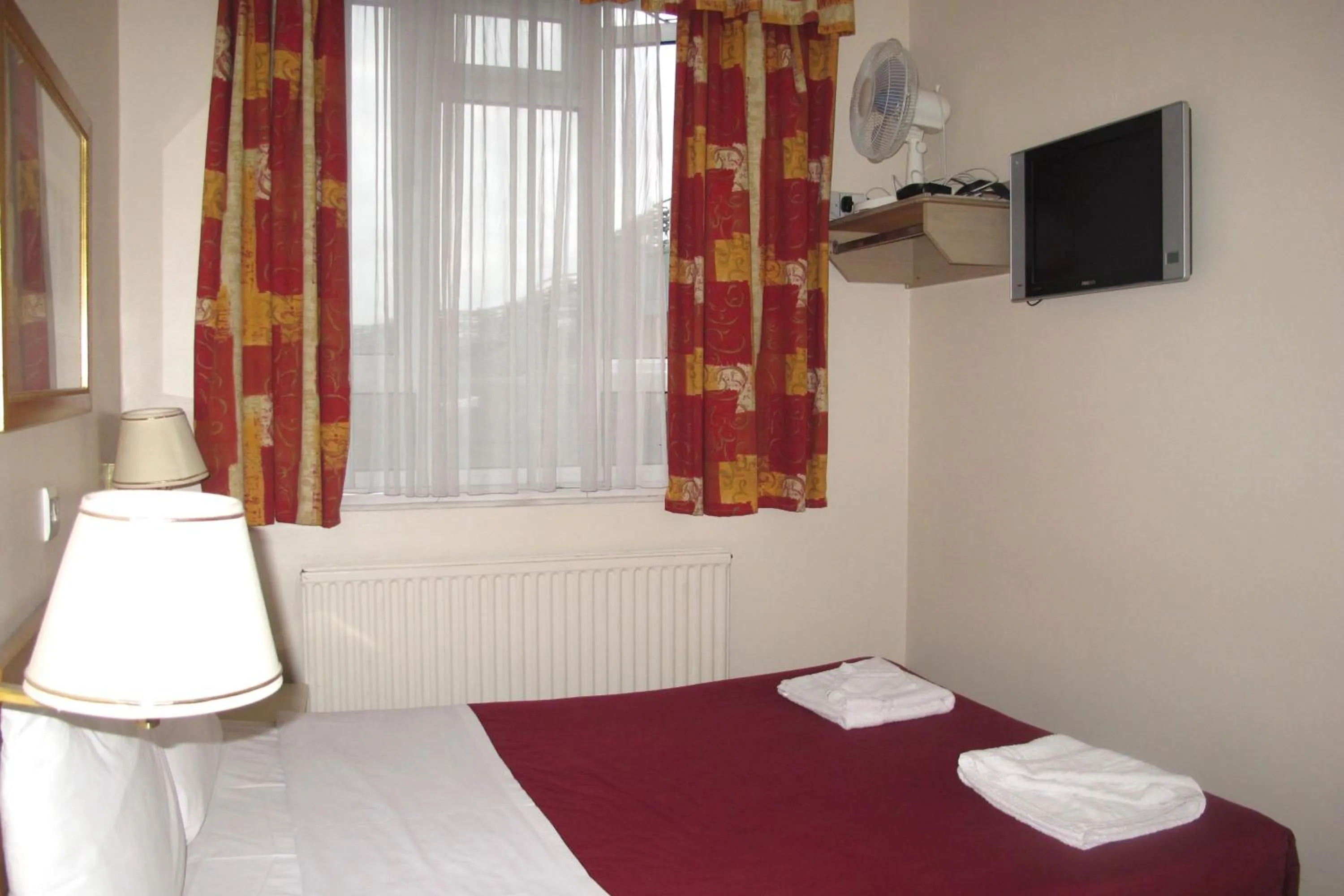 Bed in Chiswick Lodge Hotel