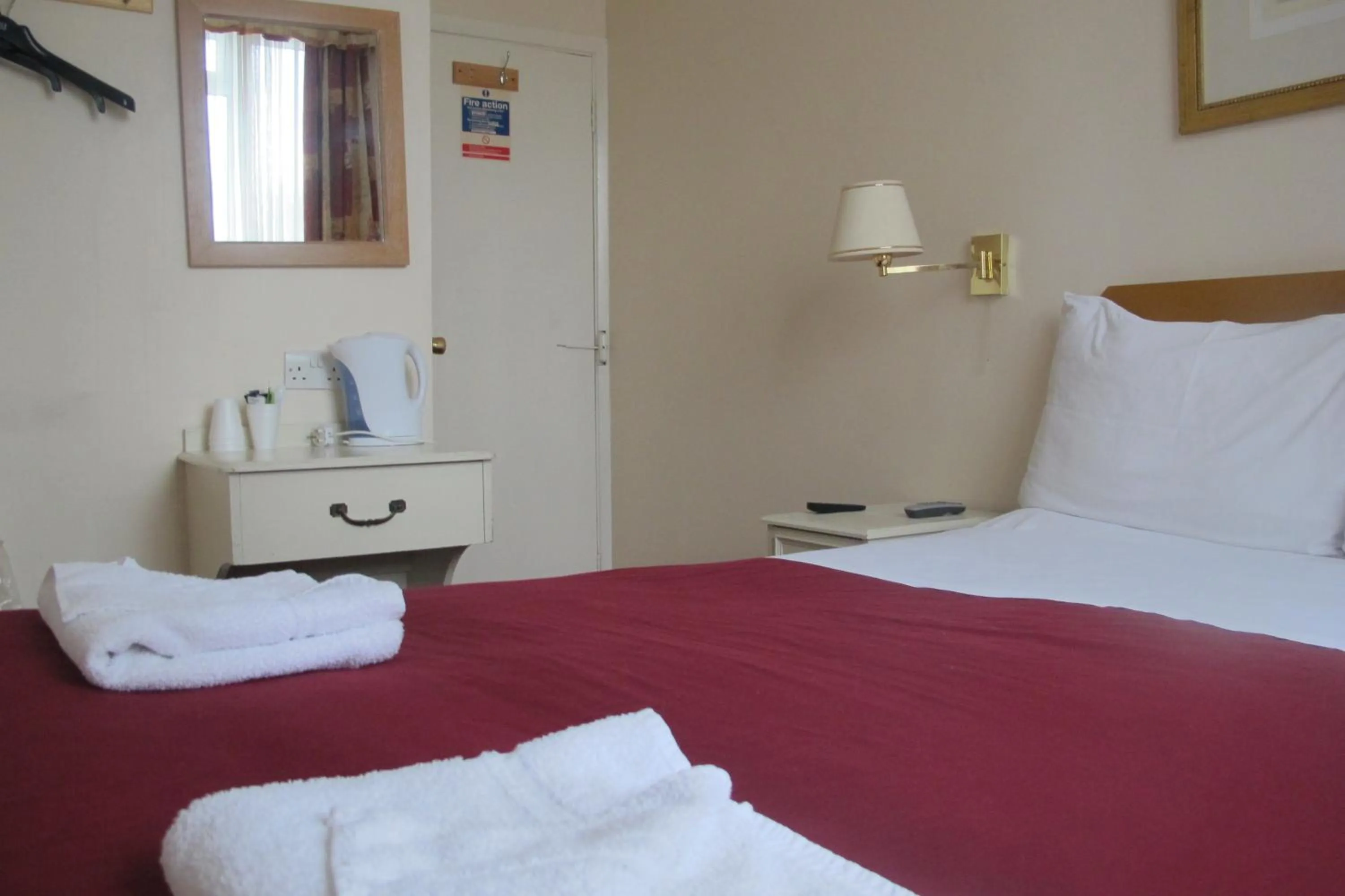 Bed in Chiswick Lodge Hotel