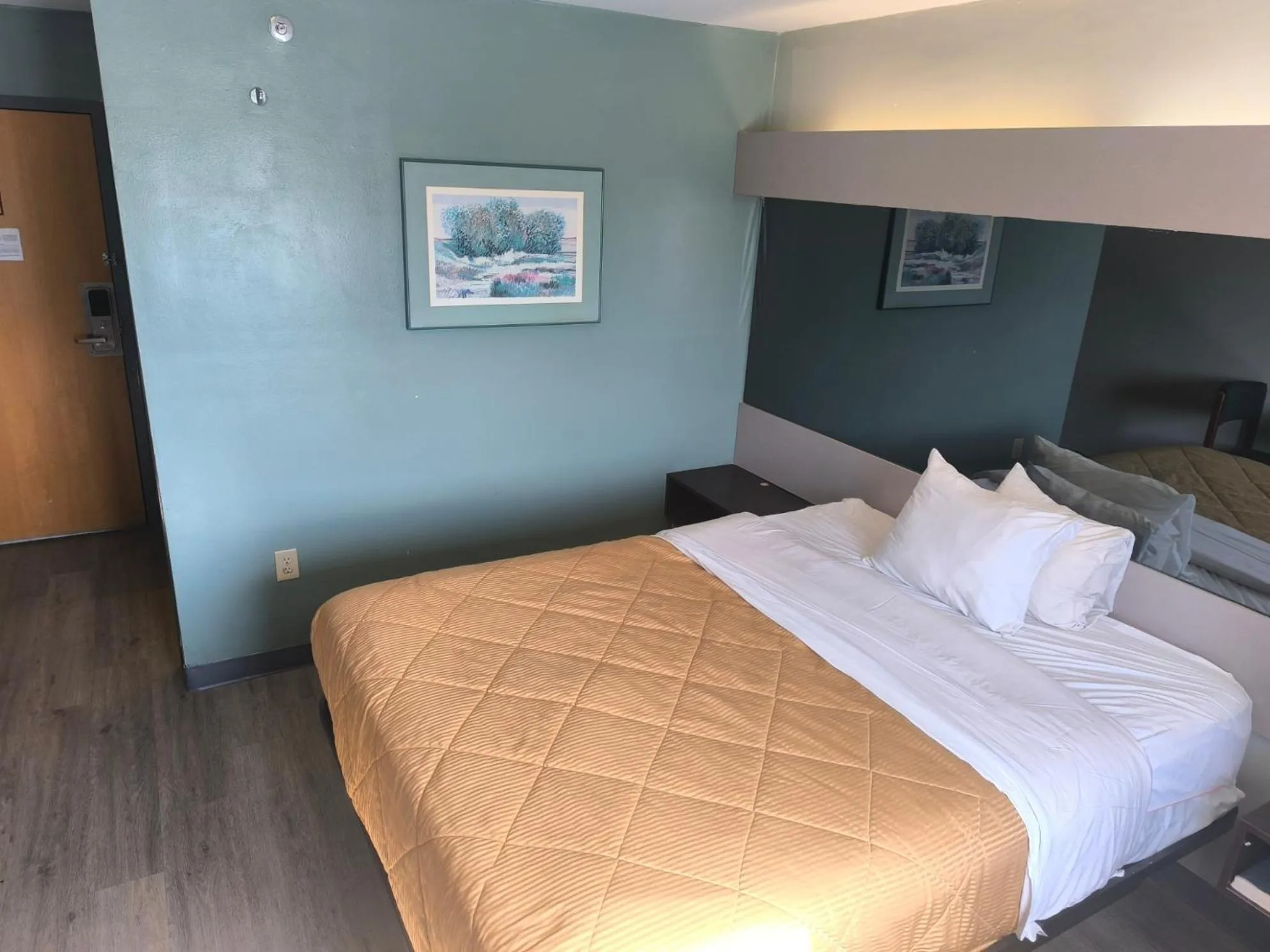 Bedroom, Bed in Budgetel Inn Birmingham