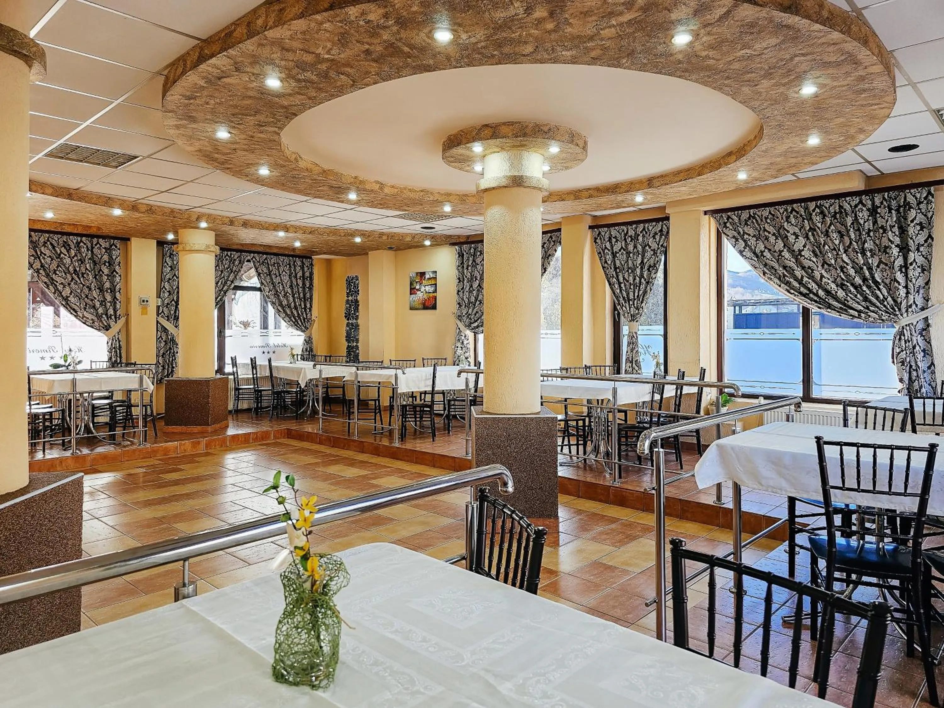 Restaurant/places to eat in Hotel Simeria