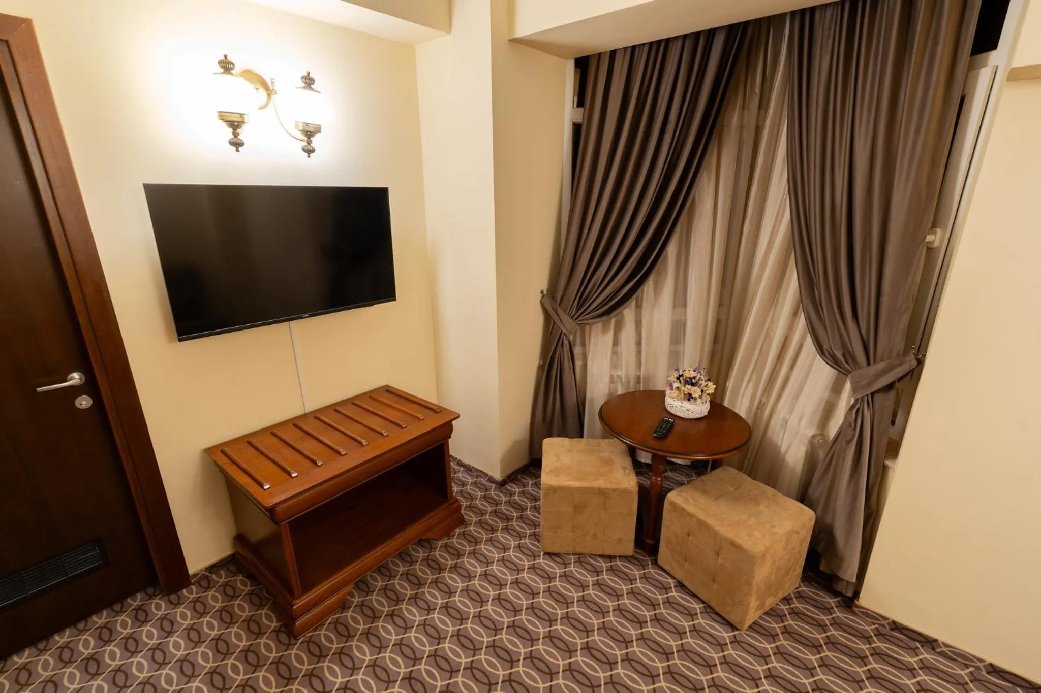 Communal lounge/ TV room, Bed in Hotel Dorna