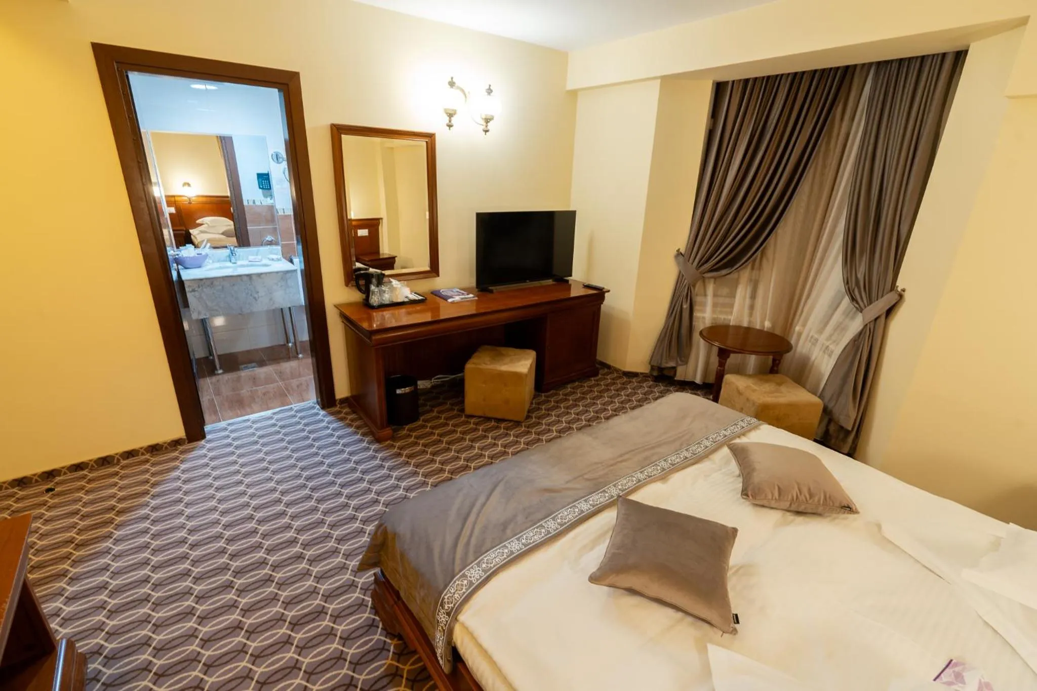 Communal lounge/ TV room, Bed in Hotel Dorna