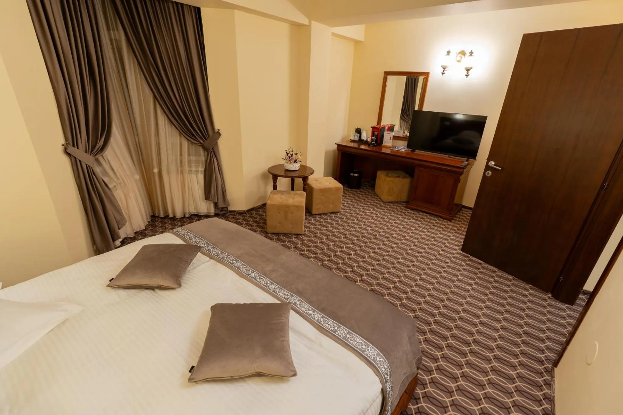 Communal lounge/ TV room, Bed in Hotel Dorna